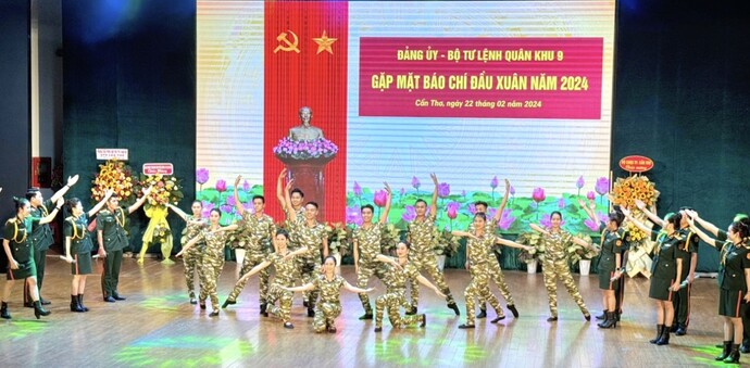 Tiết mục văn nghệ chào mừng tại buổi gặp mặt.