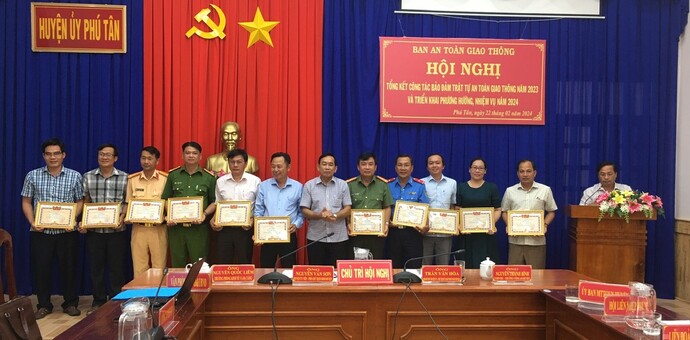 Ông Trần Văn Hòa - Chủ tịch UBND huyện Phú Tân trao giấy khen cho các thành viên Ban ATGT huyện đã hoàn thành tốt nhiệm vụ trong năm 2023.