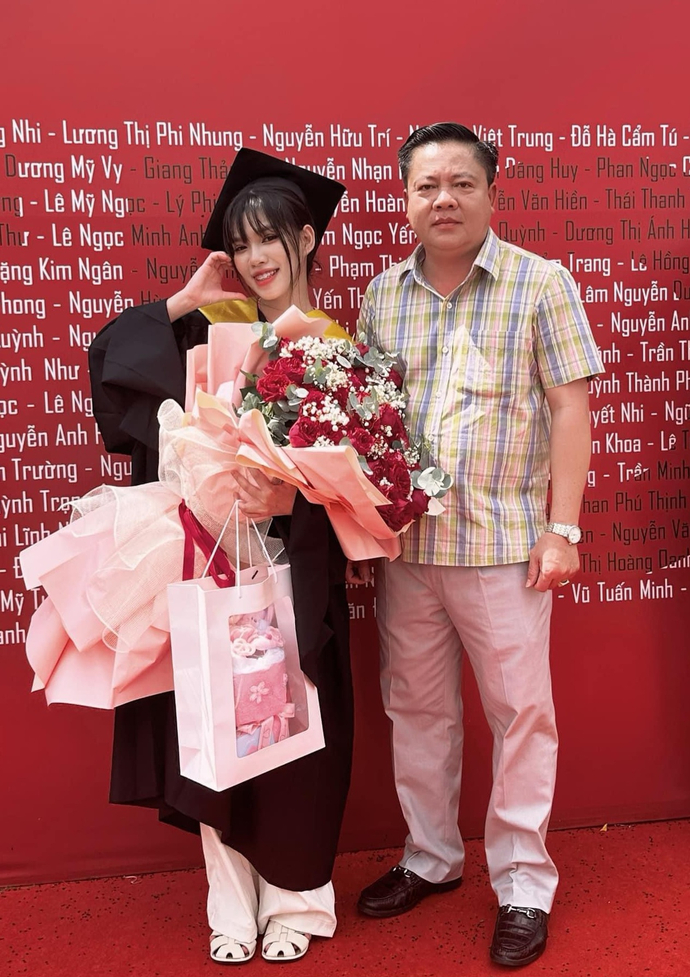 Đinh Trà My và ba trong ngày tốt nghiệp chuyên ngành Công nghệ thông tin của trường Đại học FPT Cần Thơ (tháng 11/2023)