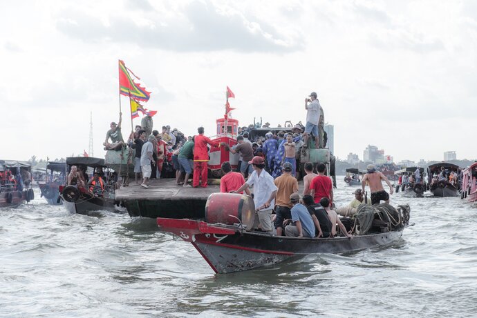 Sau hơn một giờ diễu hành, đoàn tàu di chuyển đến giữa sông Hậu và tiến hành nghi thức hạ thủy bè 'Tống Ôn - Tống gió”.