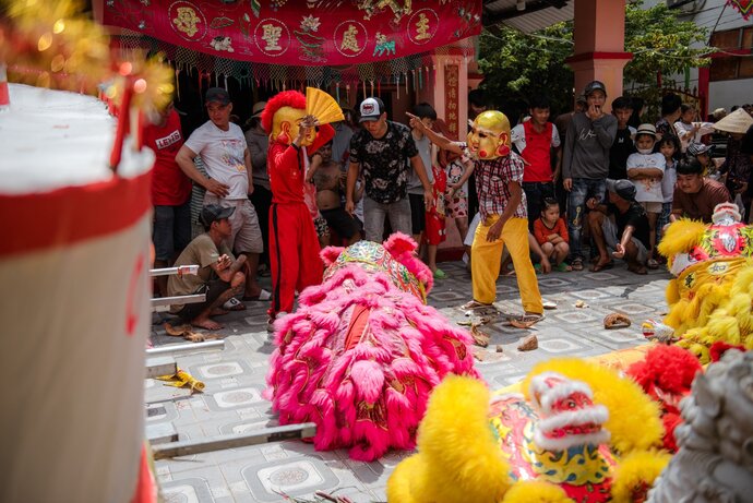 Các nghi thức của lễ hội gồm có: lễ Cầu an, lễ cúng Bà, cúng Thổ thần và người khuất mặt; thả mô hình bè ra sông lớn; đánh trống múa lân, tắm sông, xối nước lên nhau để để rửa trôi tà khí, đón lấy những điều may mắn, tốt lành về cho năm mới.