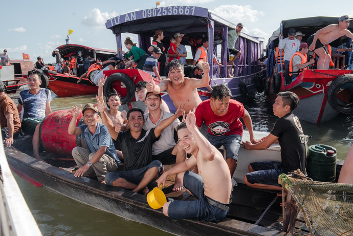 Khi hoàn thành các nghi thức Lễ, người dân sẽ dùng nước sông để rửa tàu, tạt vào nhau để tống đi các xui xẻo của năm cũ, đón chào một năm mới bình an.