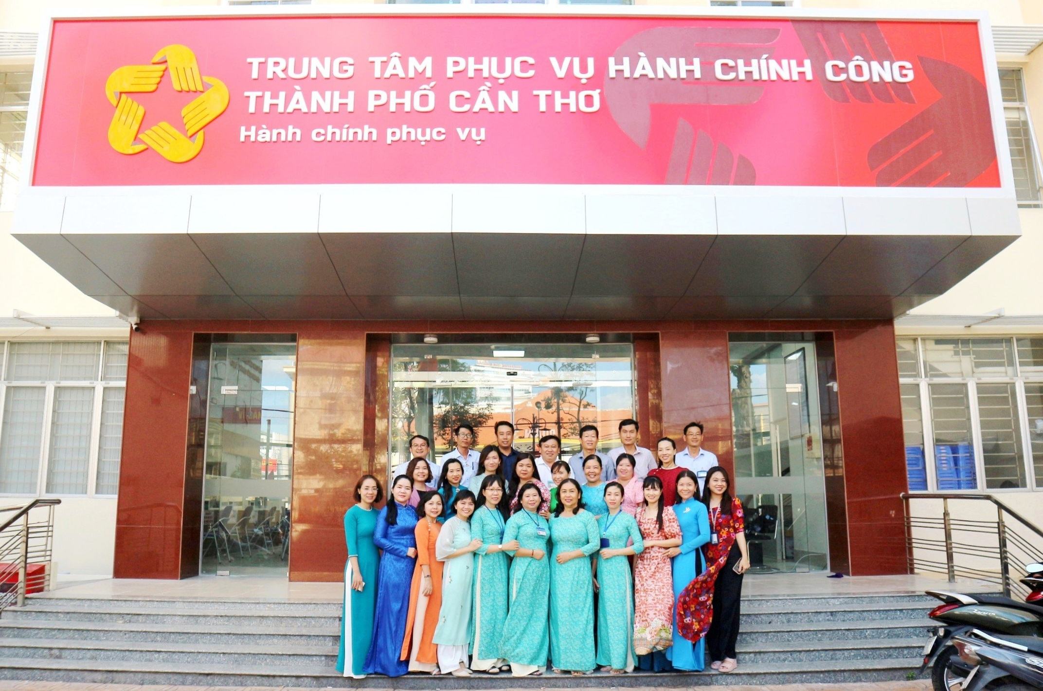 Trung tâm Phục vụ hành chính công TP. Cần Thơ, có tổng cộng 53 nhân sự thuộc 15 sở và Ban Quản lý các khu chế xuất và công nghiệp Cần Thơ được cử đến làm việc tại Trung tâm Phục vụ hành chính công thành phố.