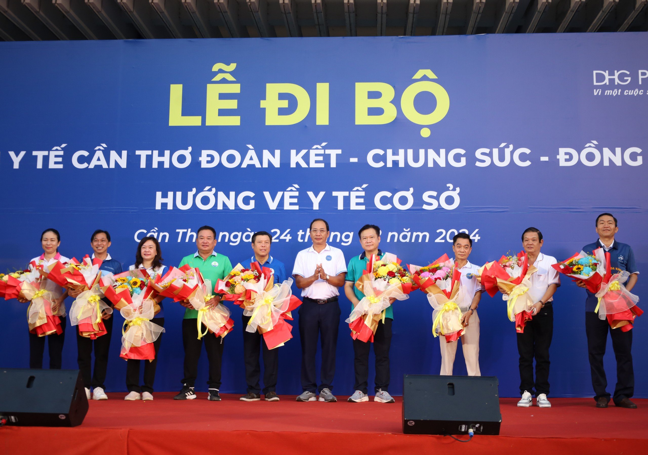 Ông Phạm Phú Trường Giang - Phó Giám đốc Sở Y tế TP. Cần Thơ tặng hoa cho các đơn vị tài trợ cho chương trình.