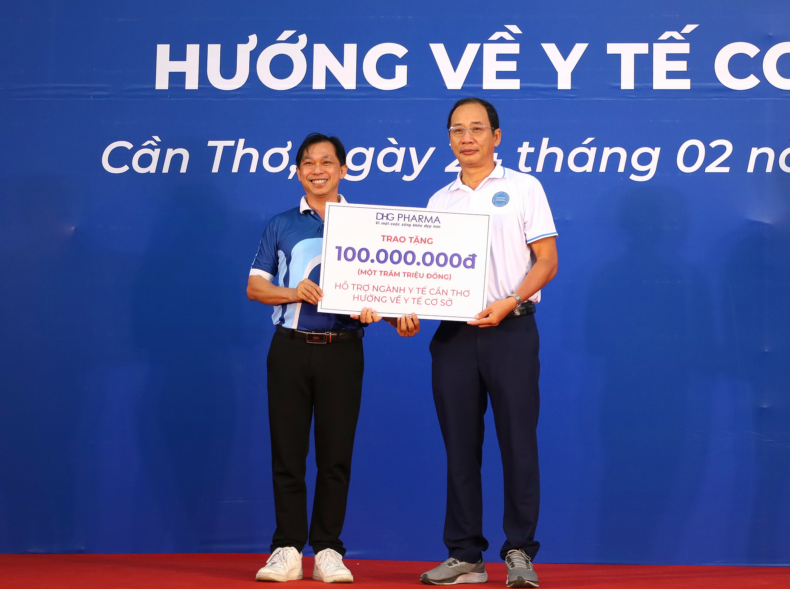 Đại diện Công ty CP Dược Hậu Giang trao bảng tượng trưng hỗ trợ ngành Y tế Cần Thơ hướng về y tế cơ sở.