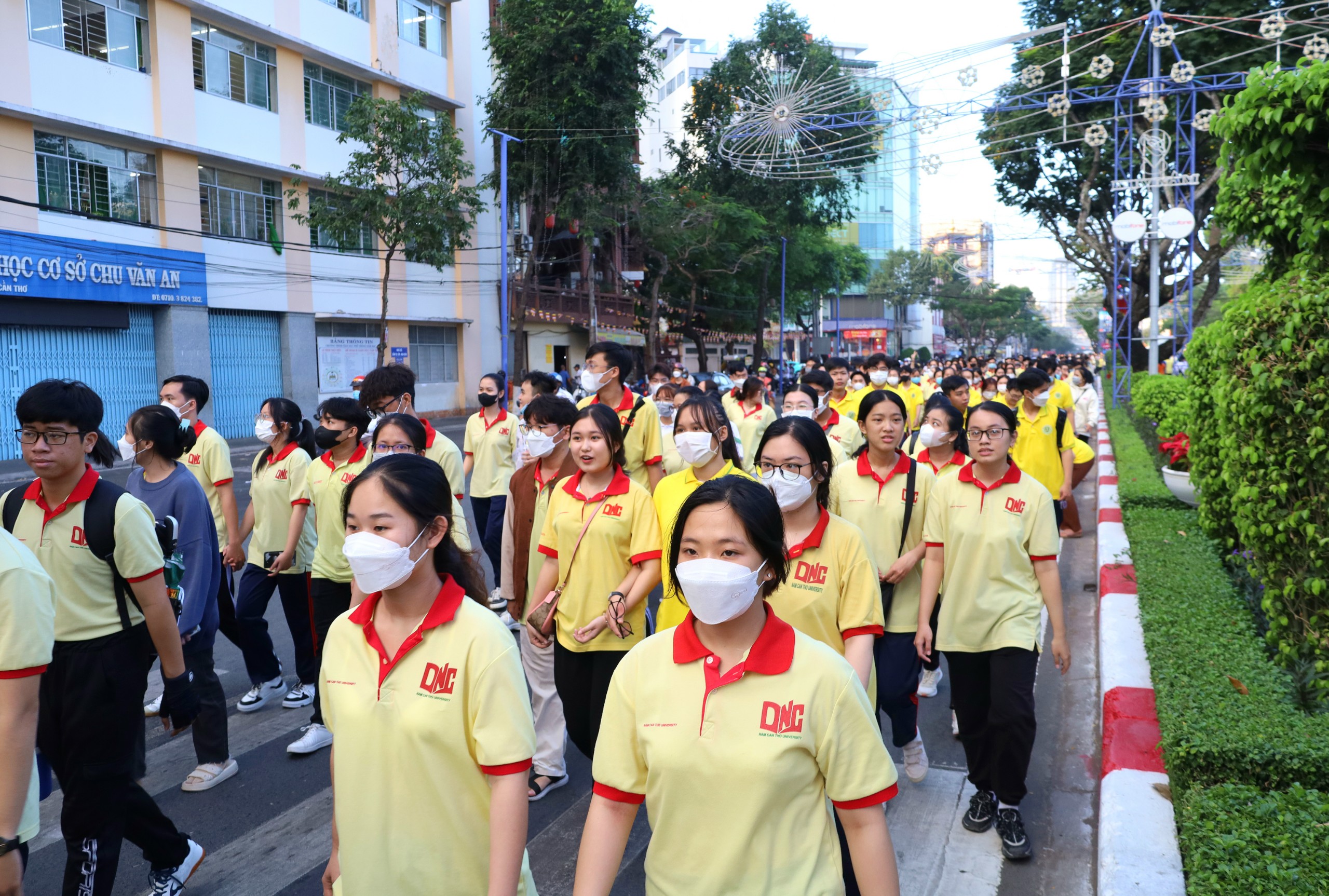 Sinh viên Trường Đại học Nam Cần Thơ tham gia đi bộ đồng hành cùng chương trình.