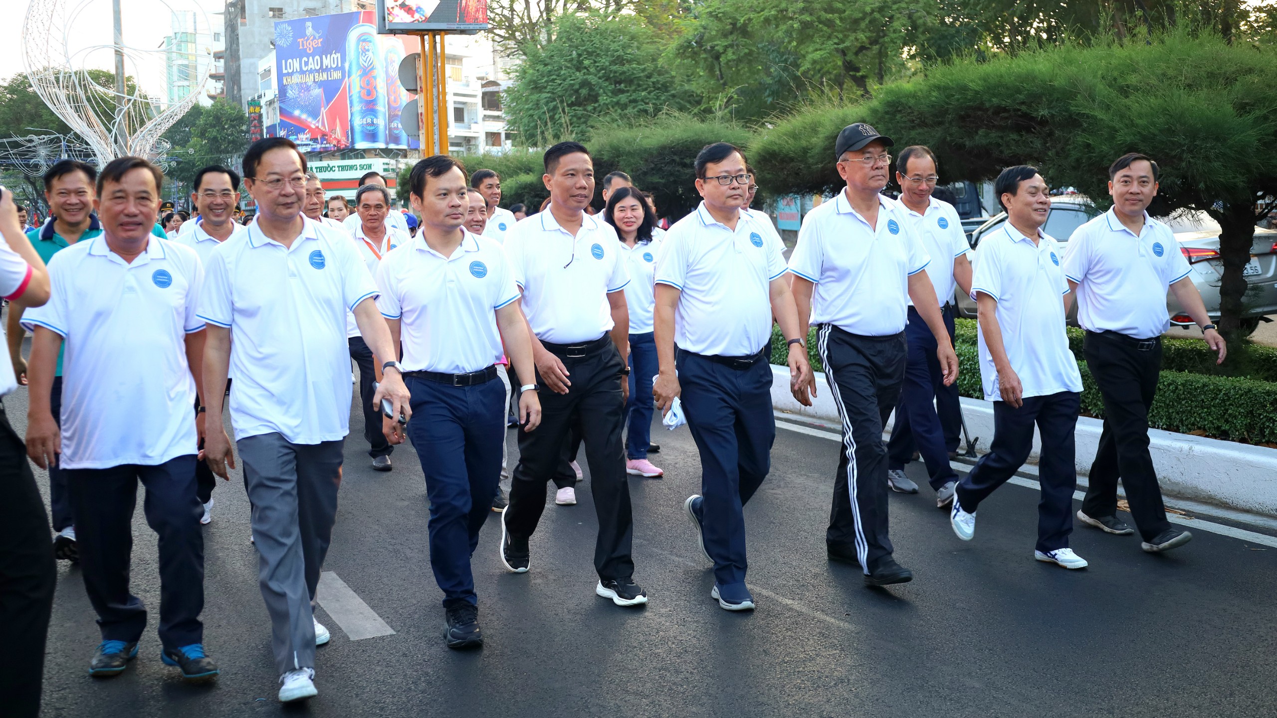 Lãnh đạo TP. Cần Thơ tham gia đi bộ đồng hành cùng chương trình.