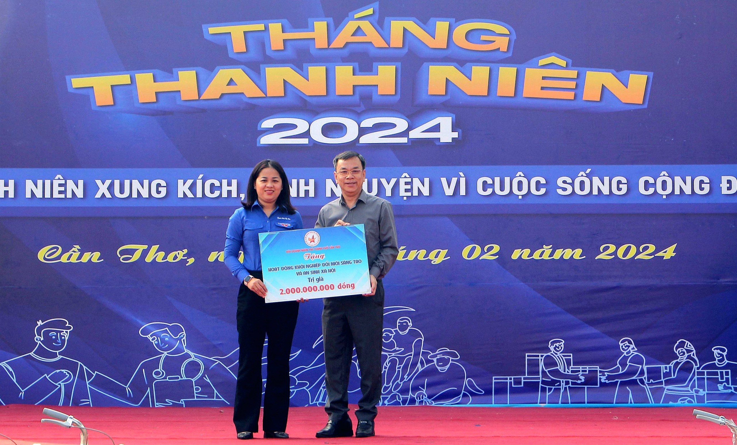 Ông Đinh Tuấn Kiệt – Chủ tịch Hội Doanh nhân trẻ TP. Cần Thơ trao bảng tượng trưng hỗ trợ hoạt động Khởi nghiệp Đổi mới sáng tạo và An sinh xã hội trị giá 2 tỷ đồng.