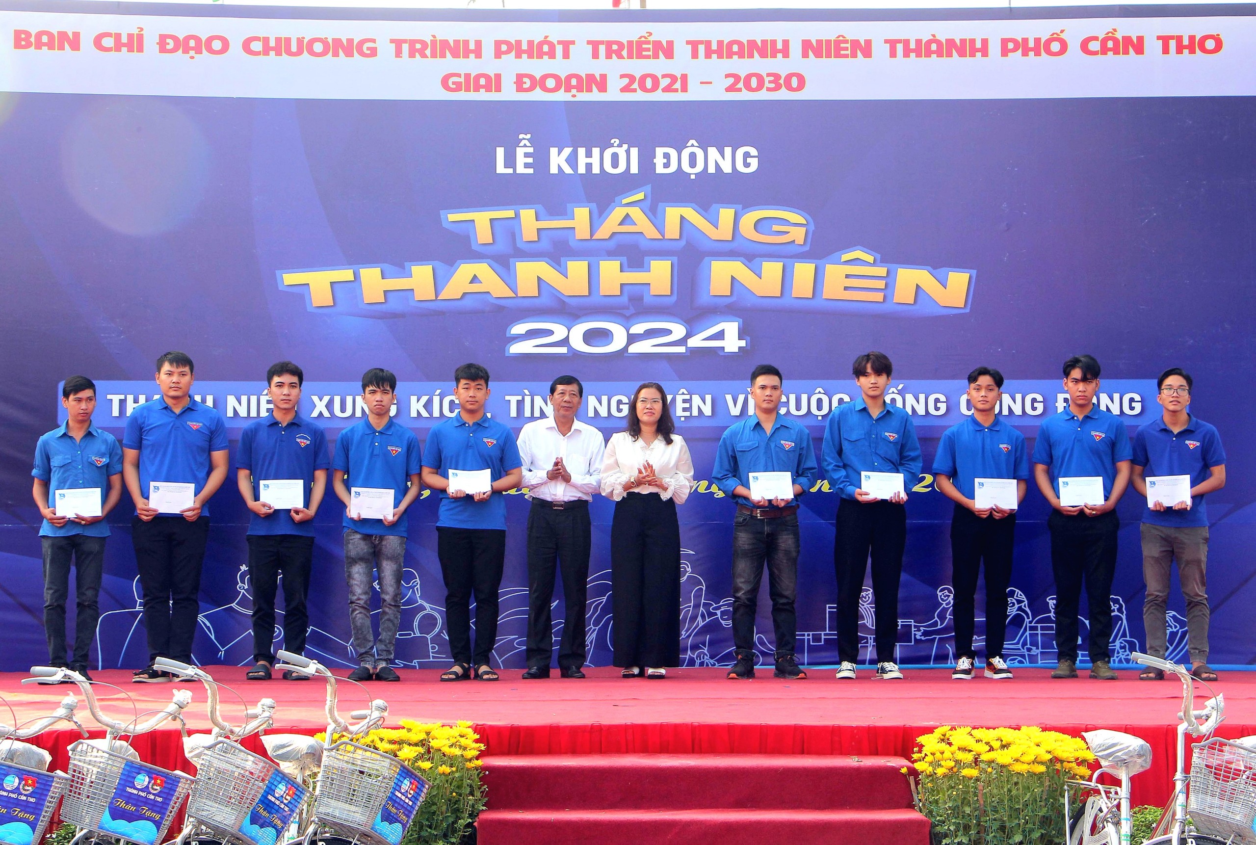 Bà Nguyễn Thị Ngọc Điệp – Thành ủy viên, Bí thư Quận ủy Thốt Nốt và Võ Văn Tân - Phó Bí thư Quận ủy, Quyền Chủ tịch UBND quận Thốt Nốt tặng quà cho các thanh niên sẵn sàng thi hành nghĩa vụ quân sự.