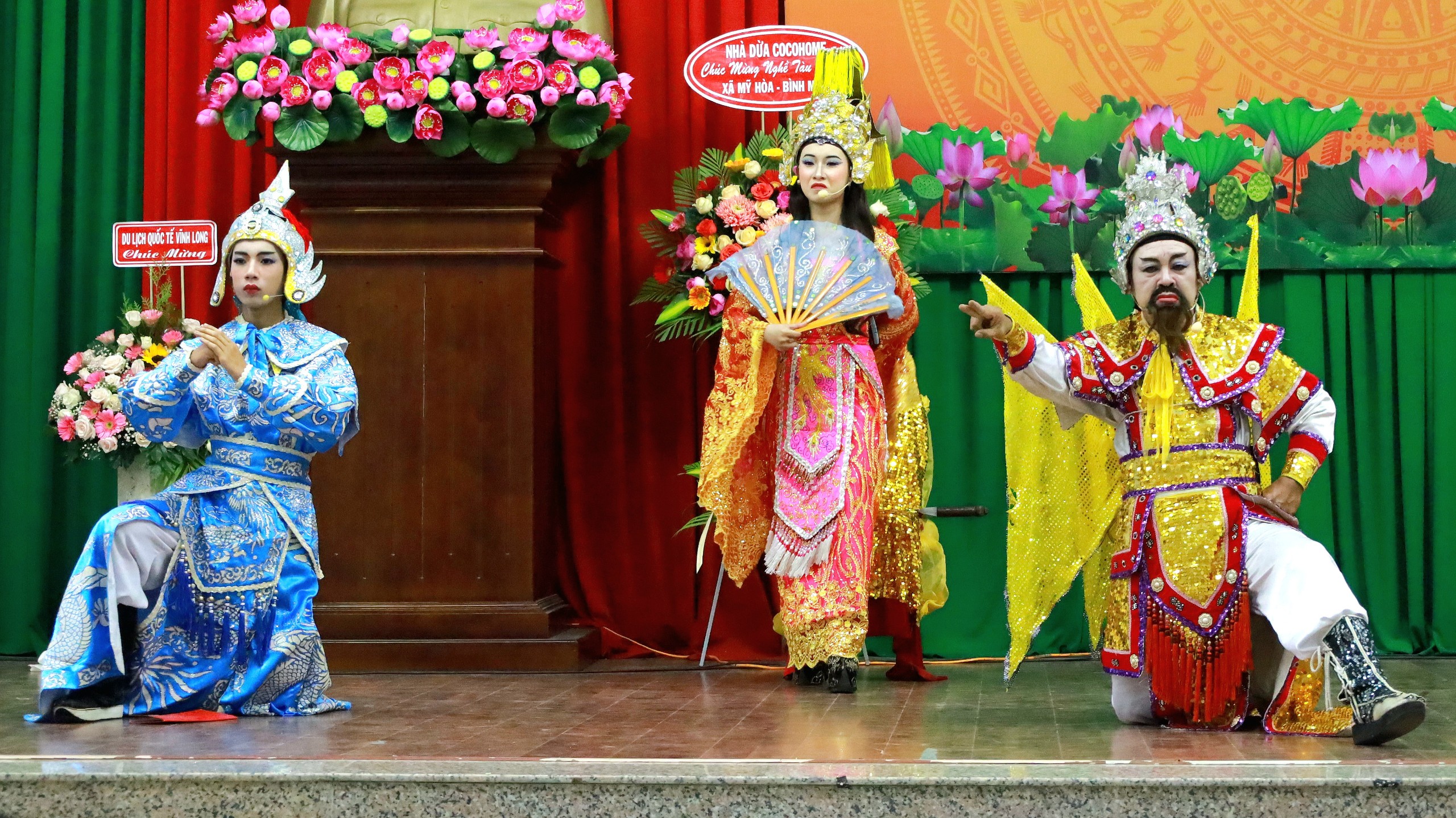 Nghệ nhân Vũ Linh Tâm (bìa phải) nghệ nhân hát bội tiêu biểu của tỉnh Vĩnh Long hiện nay và cháu gái trình diễn hát bội.