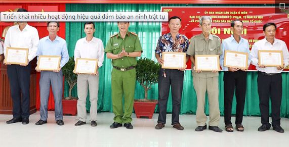 Lãnh đạo Công an quận Ô Môn trao giấy khen UBND quận cho các tập thể, cá nhân có thành tích trong phong trào Toàn dân bảo vệ an ninh Tổ quốc năm 2023. Ảnh: Công an TP Cần Thơ