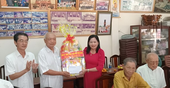 Bà Quách Kiều Mai - Phó trưởng Ban Dân tộc tỉnh Cà Mau, tặng quà Ban trị sự miếu Bà Thiên Hậu (phường 2, thành phố Cà Mau) nhân dịp Tết Nguyên tiêu.