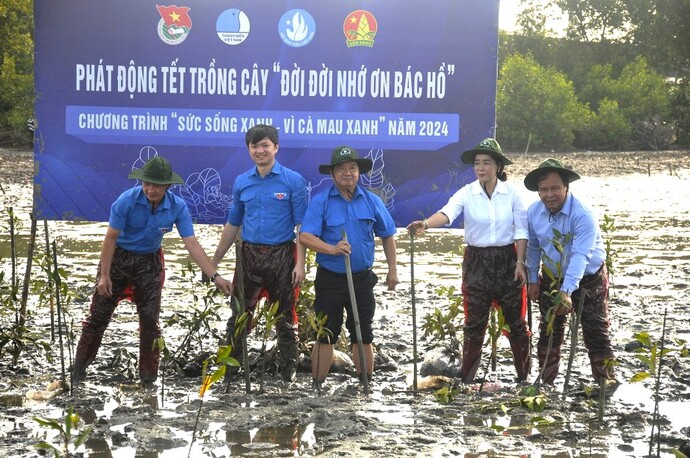 Anh Nguyễn Minh Triết (thứ 2 từ bên trái) cùng đại diện sở ngành, Tỉnh Đoàn Cà Mau tham gia trồng cây.