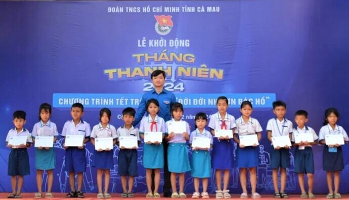 T.Ư Đoàn đã trao tặng 15 suất quà cho các em học sinh có hoàn cảnh khó khăn vươn lên trong học tập trên địa bàn xã Khánh Bình Tây (huyện Trần Văn Thời).