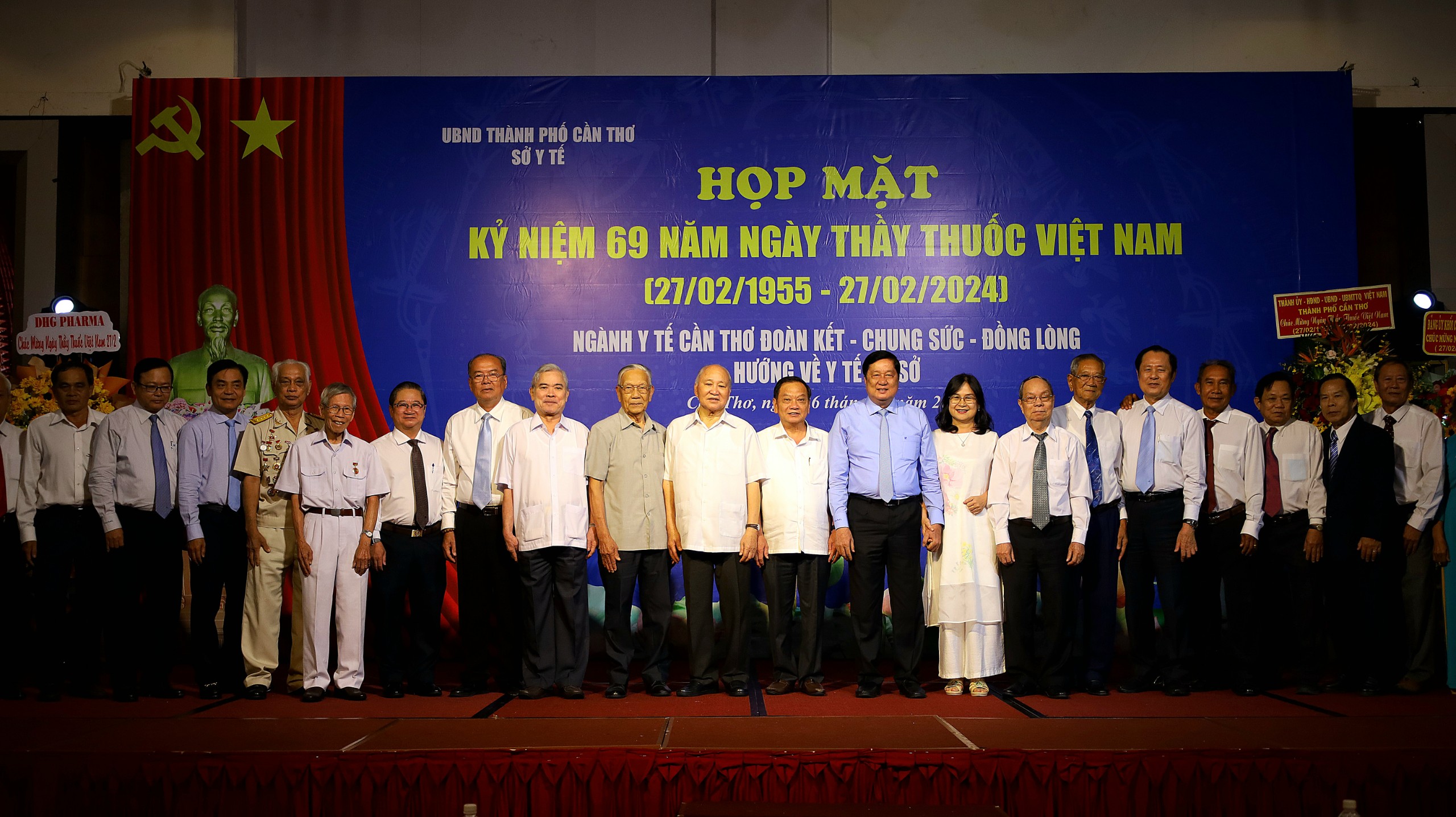 Các đại biểu chụp hình lưu niệm tại Lễ kỷ niệm 69 Ngày Thầy thuốc Việt Nam (27/2/1955 – 27/2/2024).