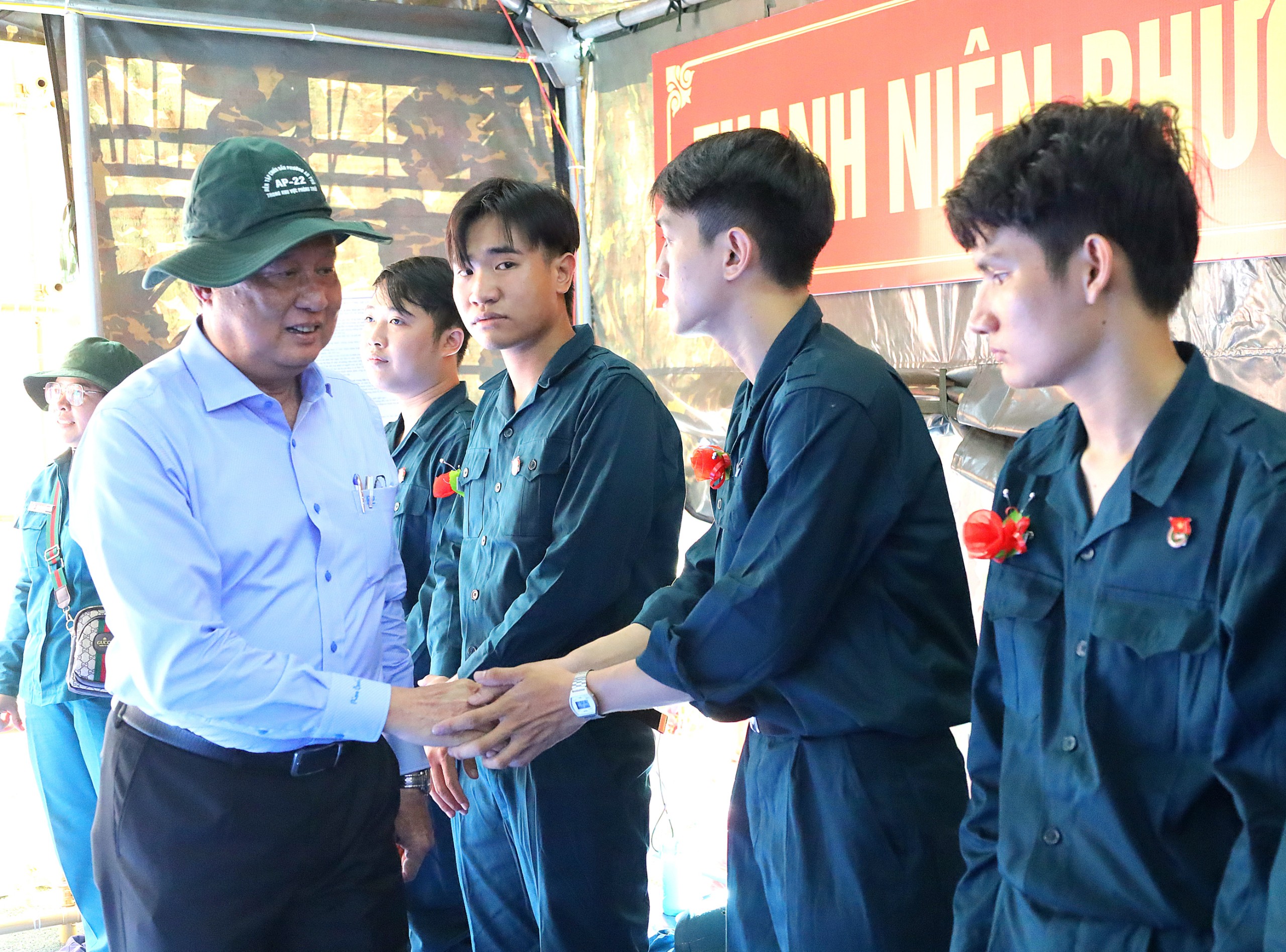 Ông Phạm Văn Hiểu - Phó Bí thư Thường trực Thành ủy, Chủ tịch HÐND TP. Cần Thơ động viên các thanh niên.