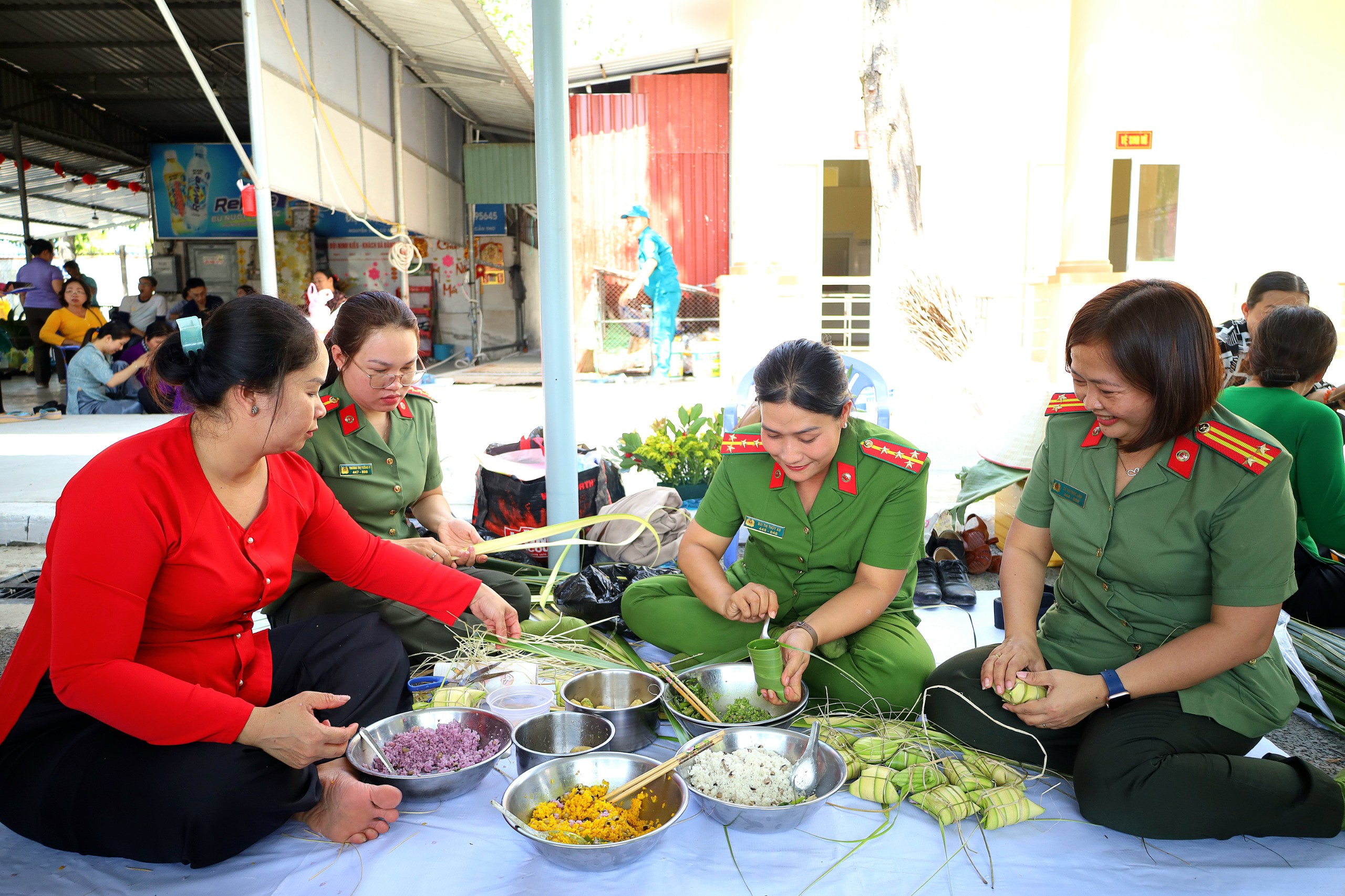 Phụ nữ Công an quận Ninh Kiều tham gia gói bánh là dừa tặng cho các tân binh.