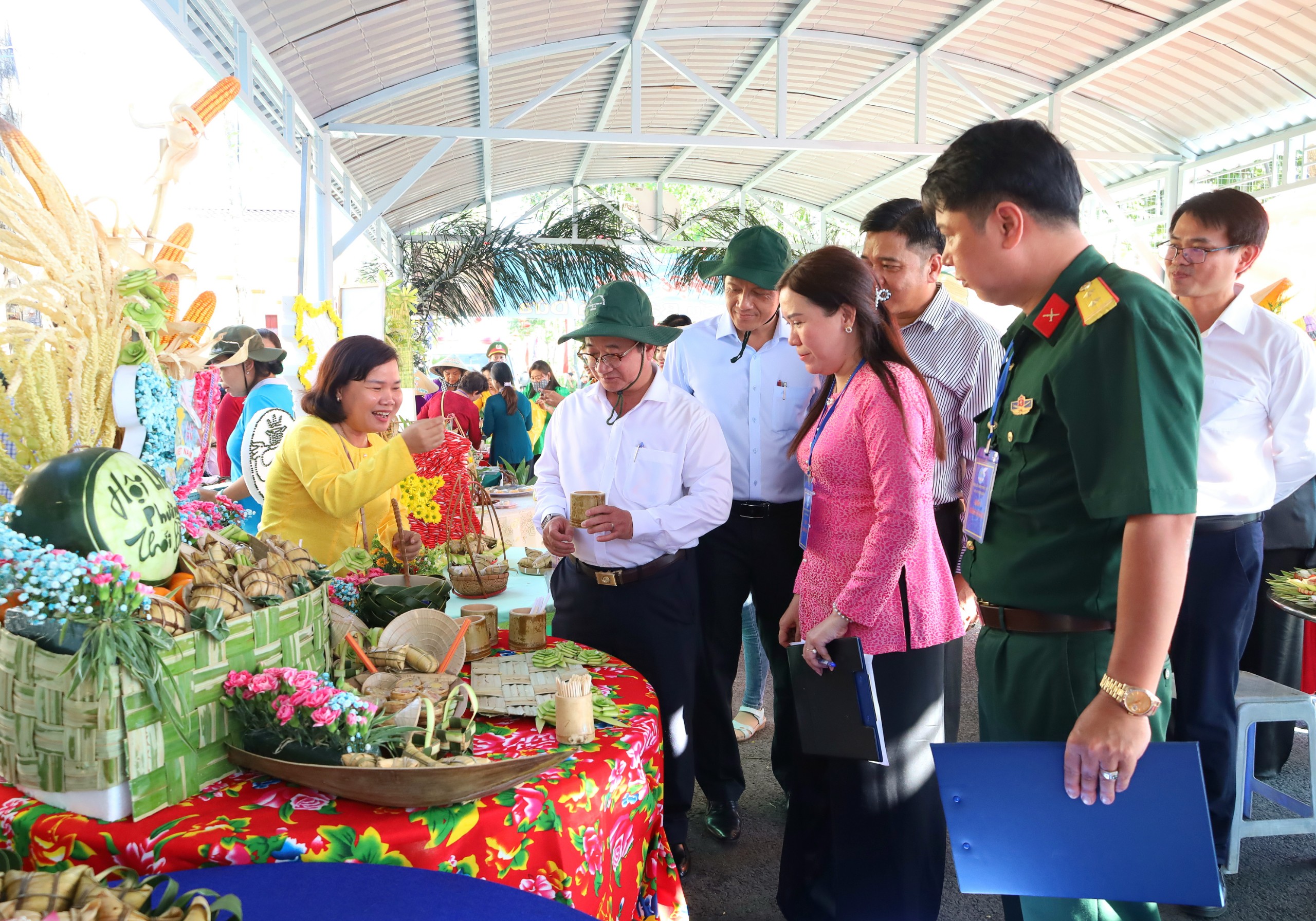 Ông Trần Việt Trường - Phó Bí thư Thành ủy, Chủ tịch UBND TP. Cần Thơ và ông Huỳnh Trung Trứ - Phó Bí thư Quận ủy, Chủ tịch UBND quận Ninh Kiều xem các đội chuẩn bị phần thi.