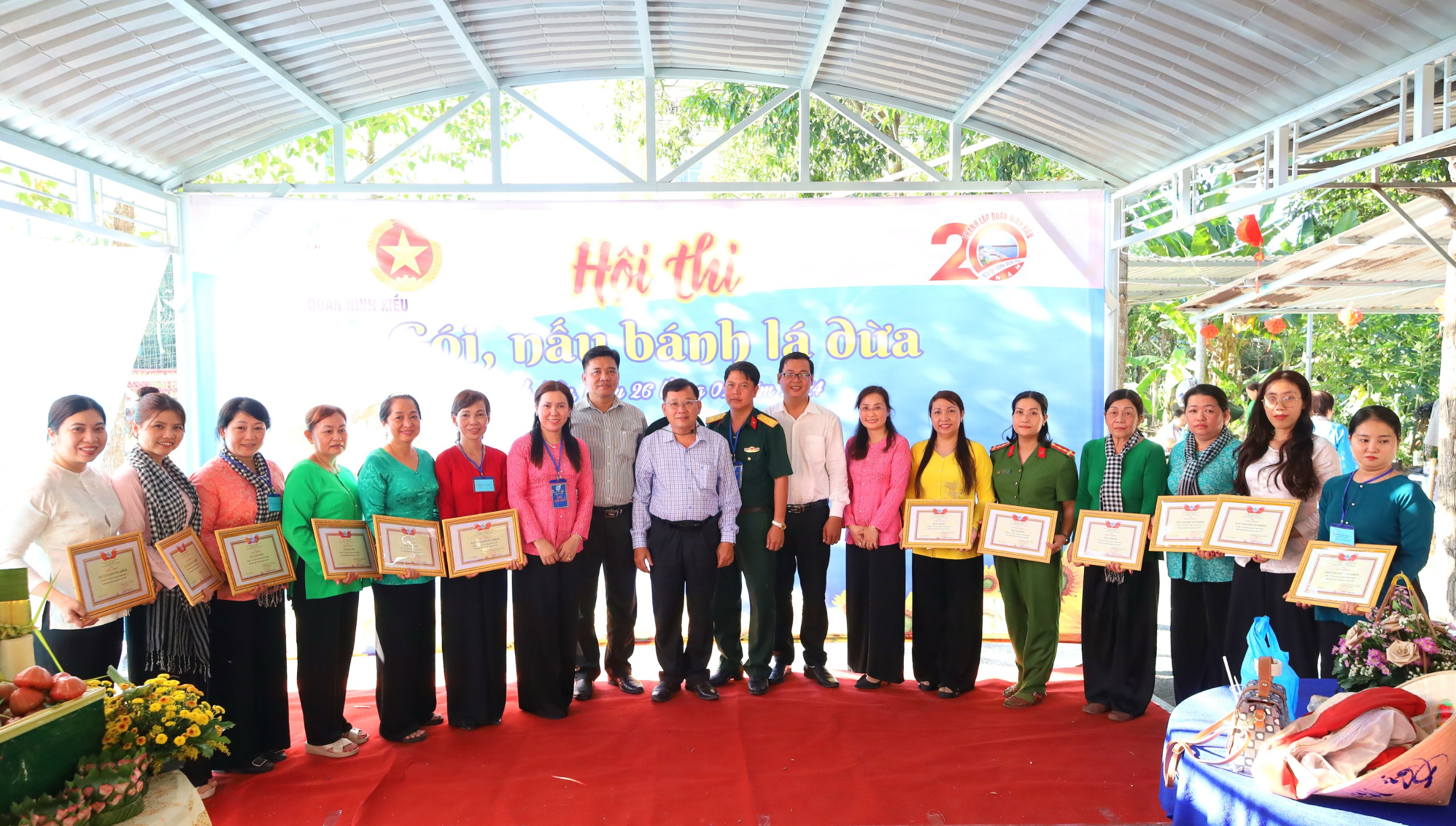 Ông Trần Tiến Dũng - Phó Bí thư Thường trực Quận ủy, Chủ tịch HĐND quận Ninh Kiều chụp hình lưu niệm cùng các đội dự thi.