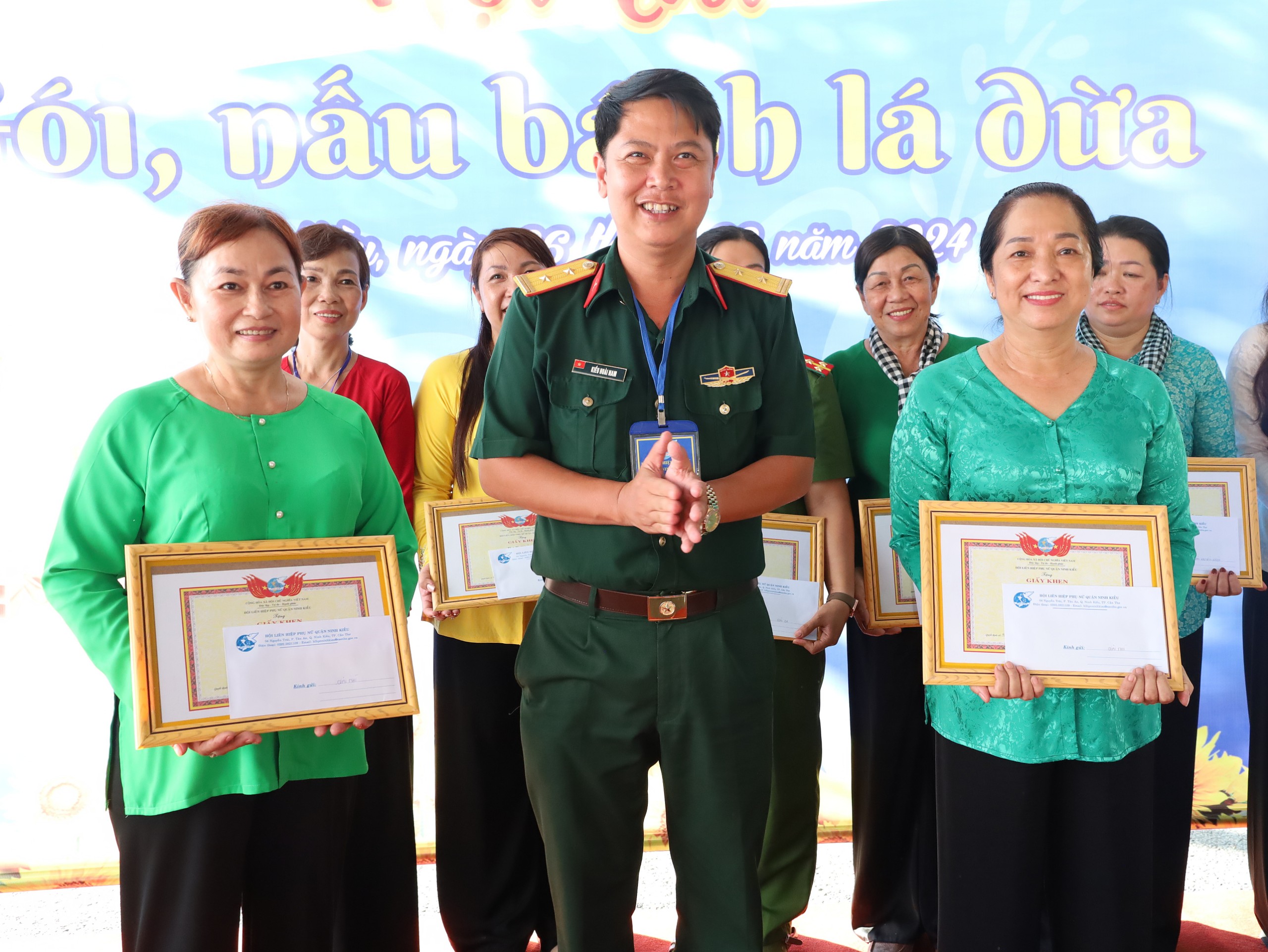 Trung tá Kiều Hoài Nam - Chính trị viên phó Ban chỉ huy Quân sự quận Ninh Kiều trao giải cho các đội đạt giải nhì.