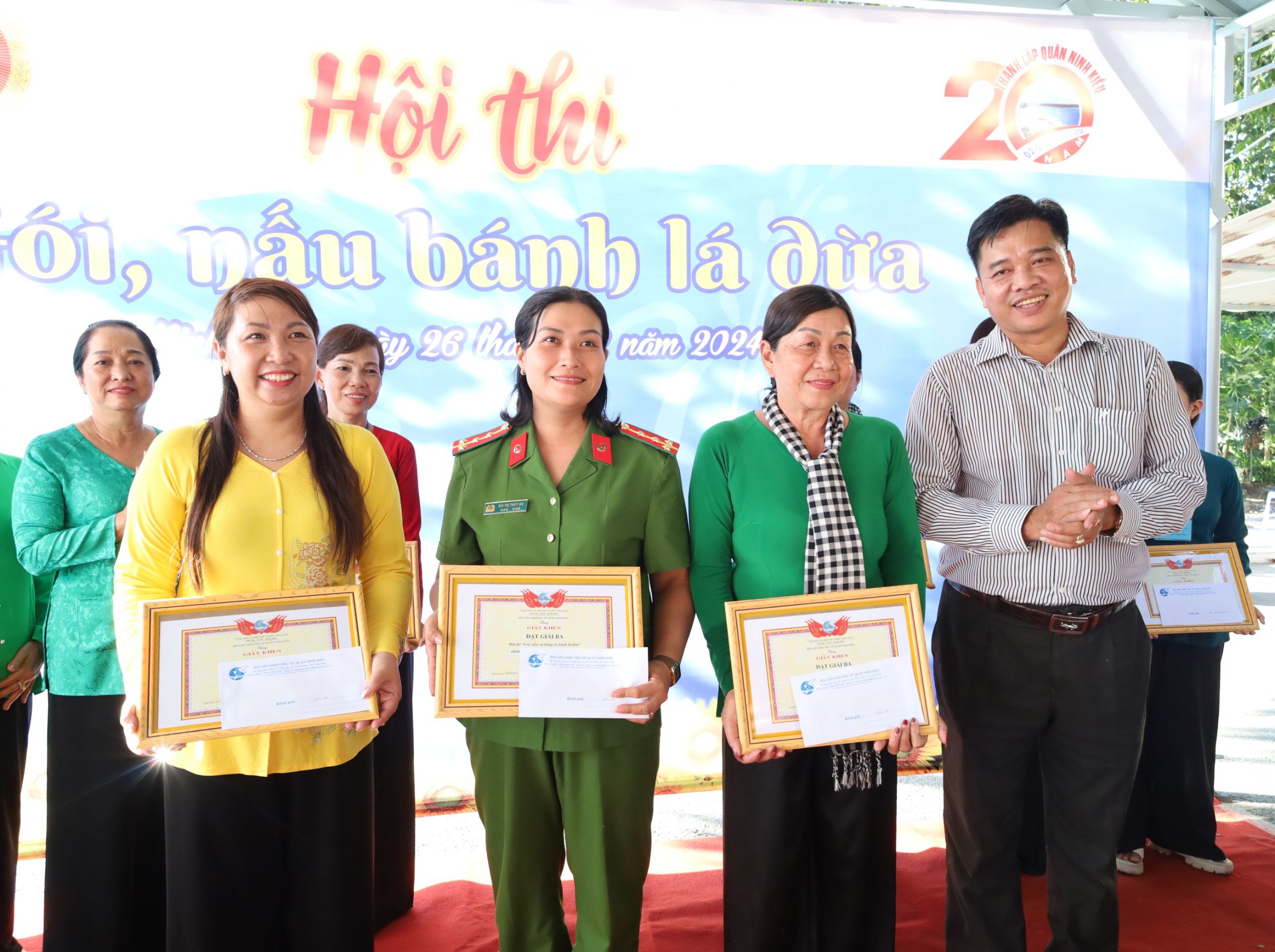 Ông Trương Minh Trí - Phó Trưởng Ban dân vận Quận uỷ Ninh Kiều trao giải cho các đội đạt giải ba.
