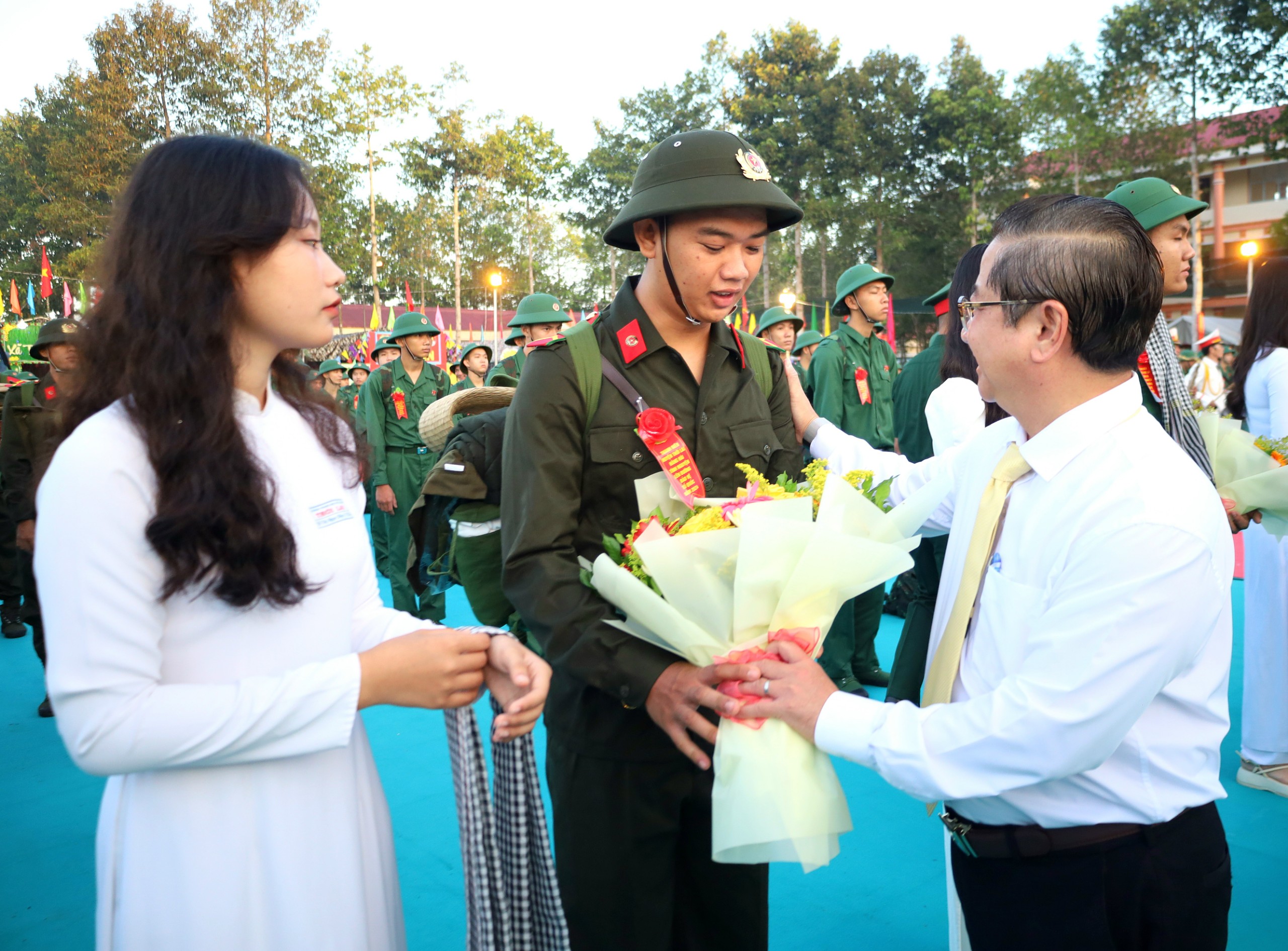 Ông Trần Việt Trường - Chủ tịch Ủy ban nhân dân TP. Cần Thơ tặng hoa, động viên tân binh.