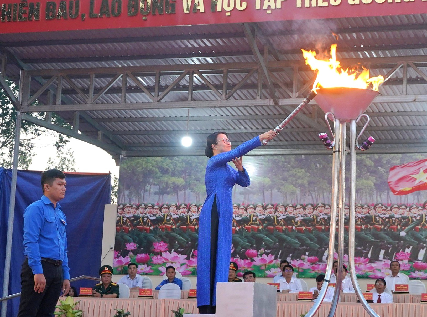 Bà Trần Thị Vĩnh Nghi - Ủy viên BTV Thành ủy, Bí thư Huyện ủy Thới Lai thắp ngọn đuốt truyền thống.
