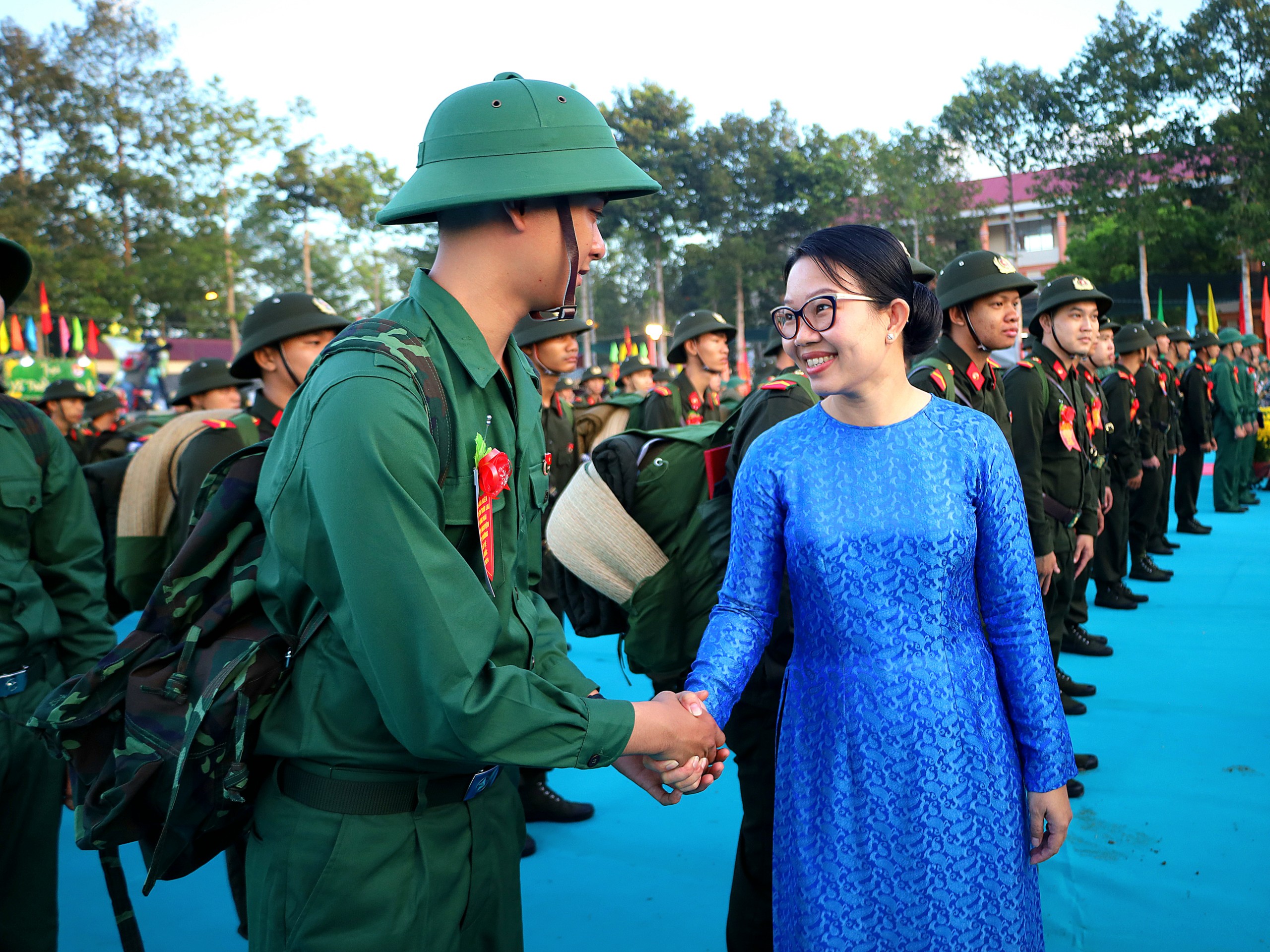 Bà Trần Thị Vĩnh Nghi - Ủy viên BTV Thành ủy, Bí thư Huyện ủy Thới Lai bắt tay động viên tân binh.