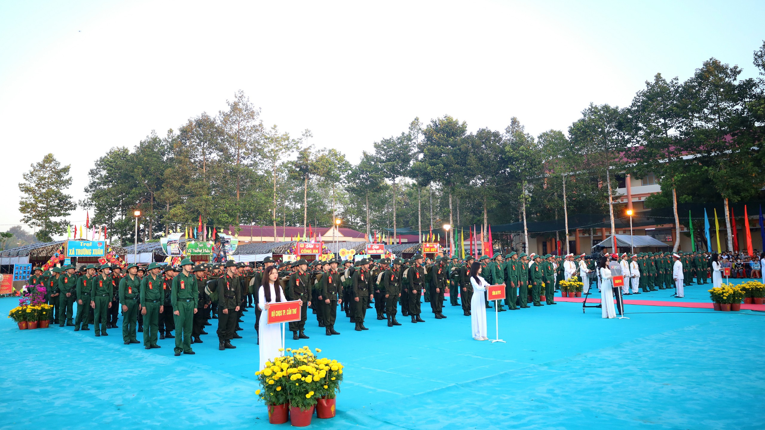 Những thanh niên ưu tú của huyện Thới Lai hăng hái lên đường nhập ngũ, thực hiện nhiệm vụ bảo vệ Tổ quốc.