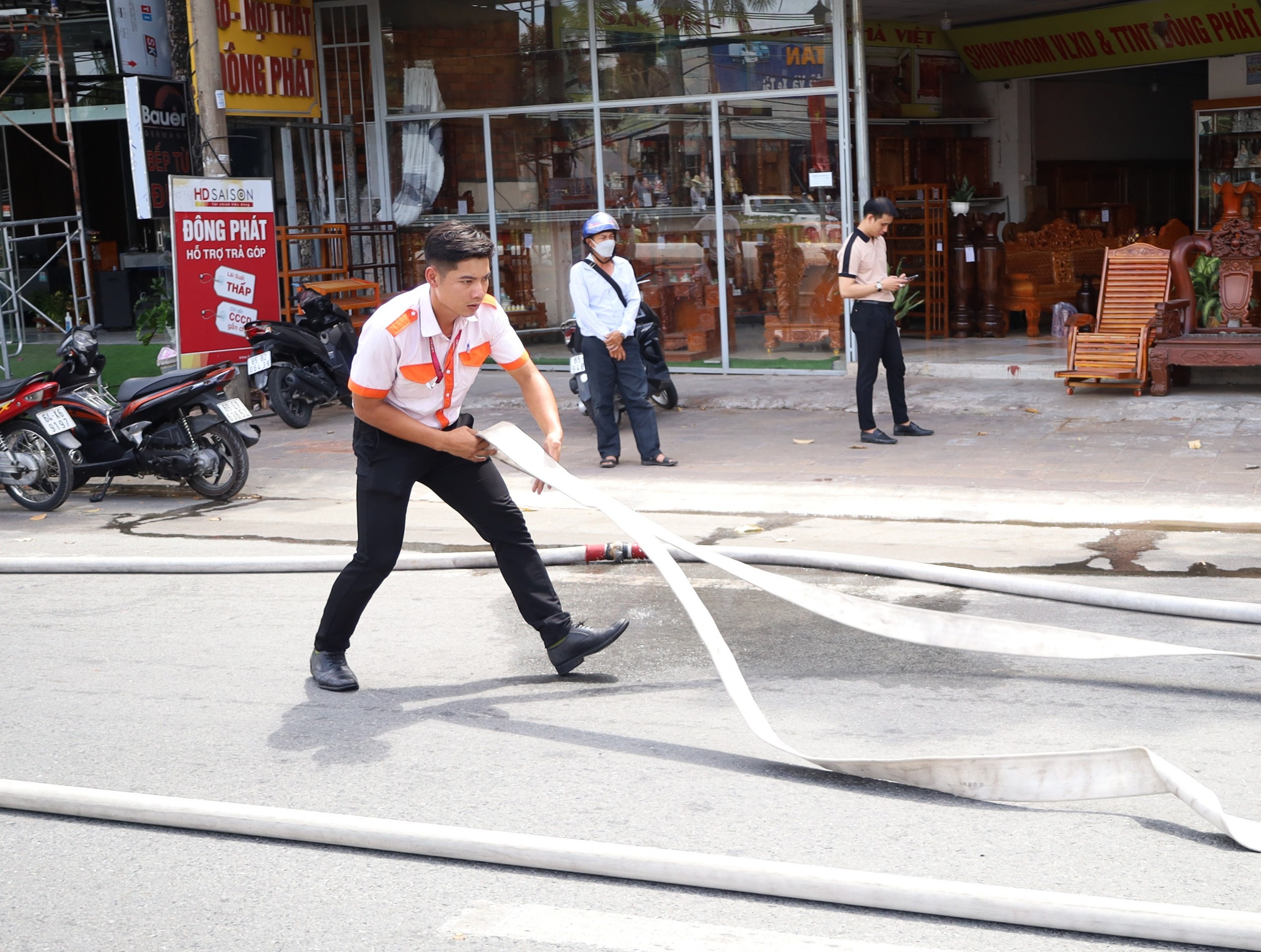 Người dân tham gia hỗ trợ lực lượng PCCC.