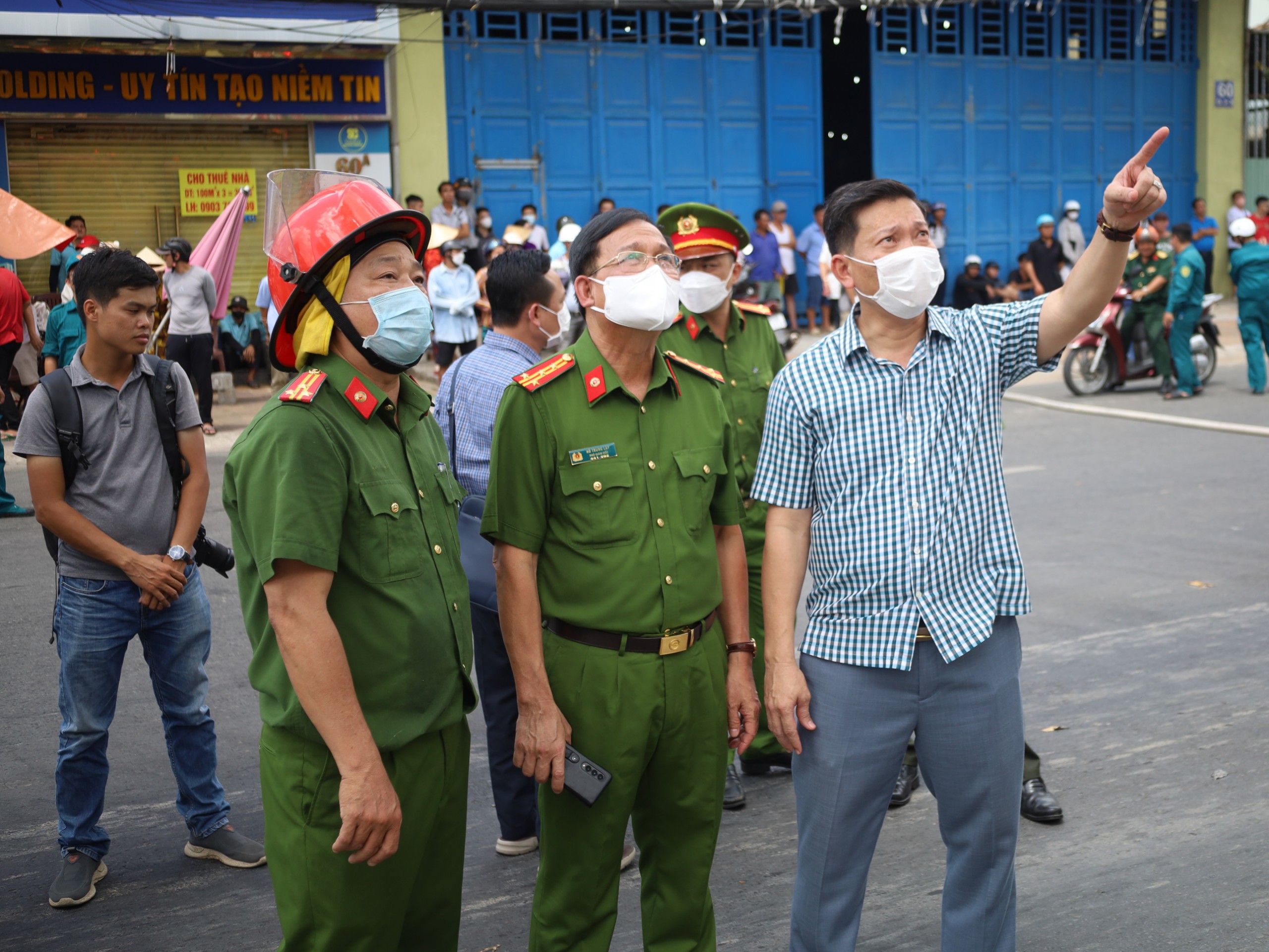 Đại tá Hồ Trung Lập - Phó Giám đốc Công an TP. Cần Thơ và Đại tá Trần Hoàng Độ - Phó Giám đốc Công an TP. Cần Thơ có mặt trực tiếp chỉ huy lực lượng PCCC.