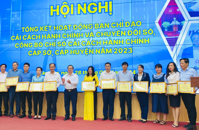 Dịp này, có 15 tập thể và 23 cá nhân đạt thành tích tiêu biểu trong thực hiện CCHC được nhận Bằng khen của Chủ tịch UBND TP Cần Thơ.