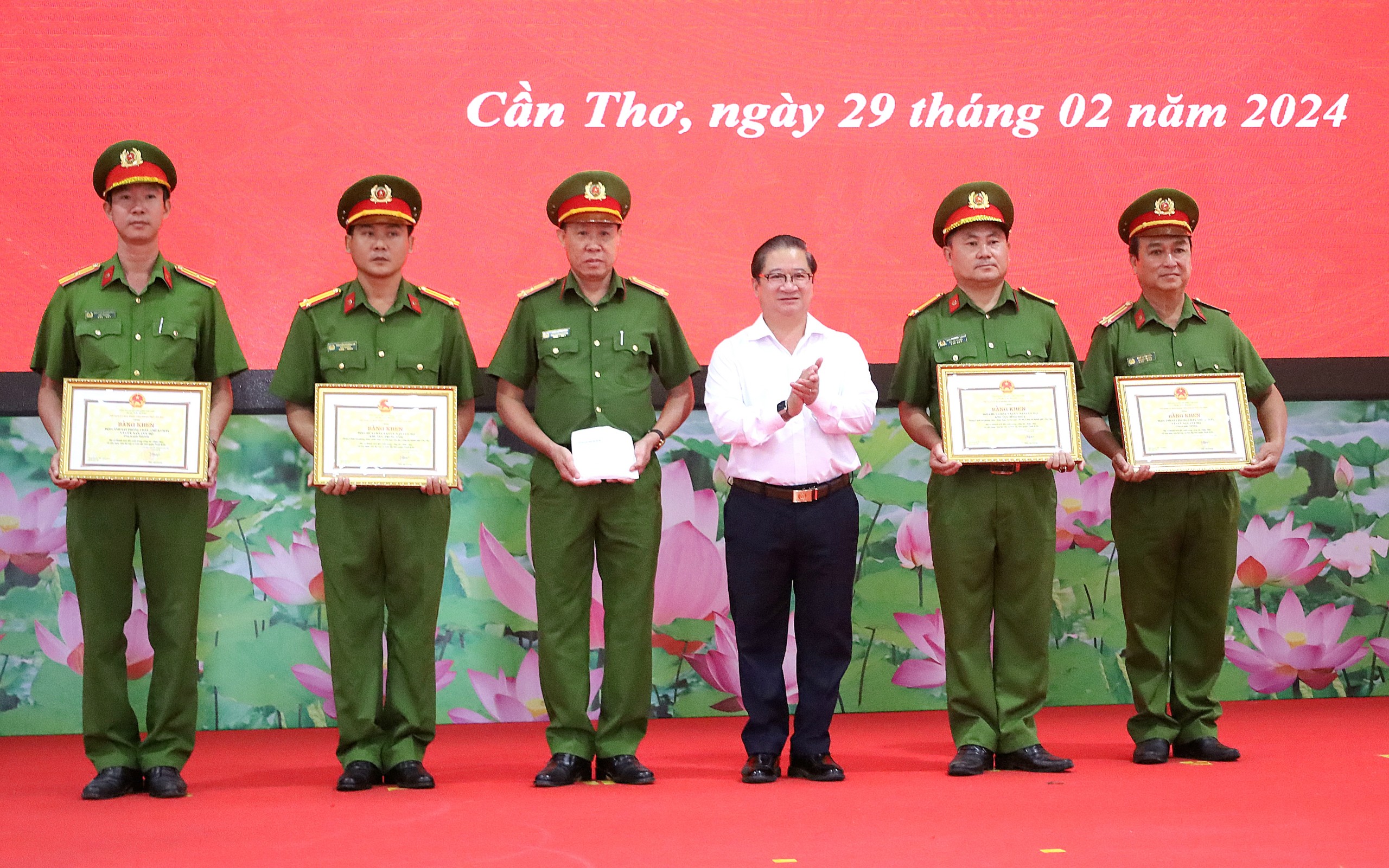 Ông Trần Việt Trường – Phó Bí thư Thành ủy, Chủ tịch UBND TP. Cần Thơ trao tặng bằng khen các tập thể có thành xuất sắc trong chữa cháy.