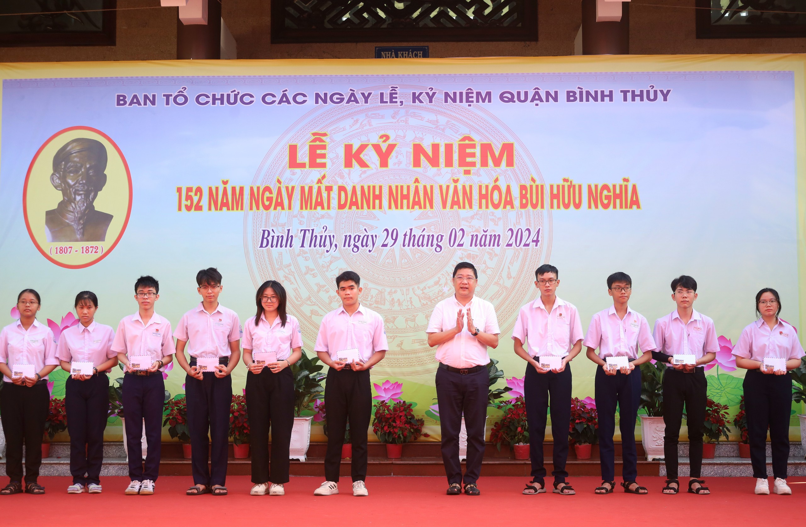 Ông Nguyễn Chí Khoa đại diện gia đình Thủ khoa Bùi Hữu Nghĩa trao tặng học bổng cho các em học sinh.