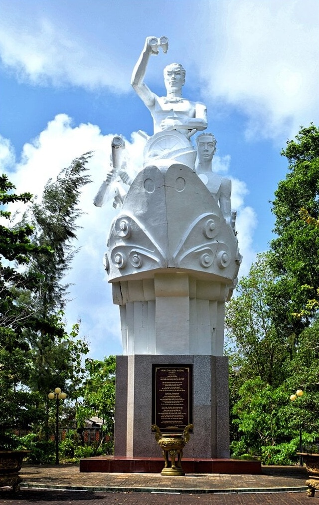 Tượng đài xây dựng tại Khu di tích lịch sử quốc gia Bến Vàm Lũng nhằm tưởng nhớ, bày tỏ lòng tri ân sâu sắc đến các anh hùng liệt sĩ, bà con nhân dân đã hy sinh vì độc lập, dự do của Tổ quốc.