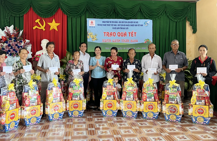 Đại diện Liên hiệp các Hội văn học Nghệ thuật Việt Nam và Hội Liên hiệp Phụ nữ tỉnh Bạc Liêu trao quà Tết năm 2024 cho người nghèo trên địa bàn xã Vĩnh Trạch (thành phố Bạc Liêu, tỉnh Bạc Liêu)