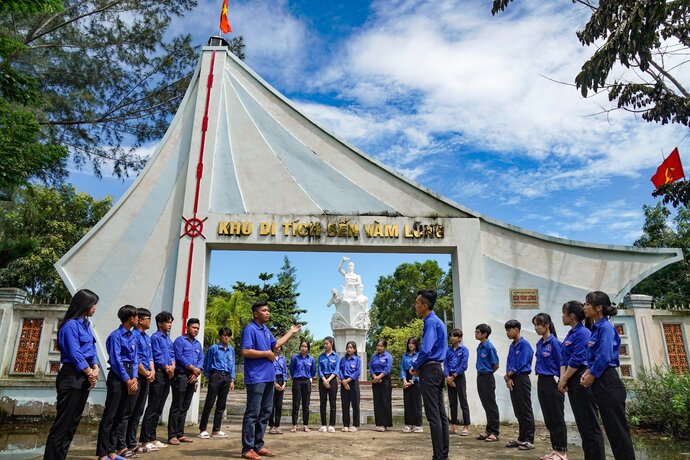 Đoàn viên thanh niên huyện Ngọc Hiển chọn khu di tích lịch sử Bến Vàm Lũng để sinh hoạt đoàn.