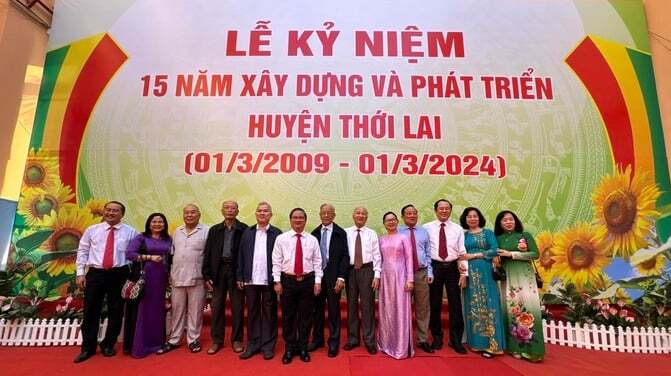 Ông Trần Việt Trường - Chủ tịch UBND TP Cần Thơ và nhiều lãnh đạo, nguyên lãnh đạo TP Cần Thơ qua các thời kỳ.