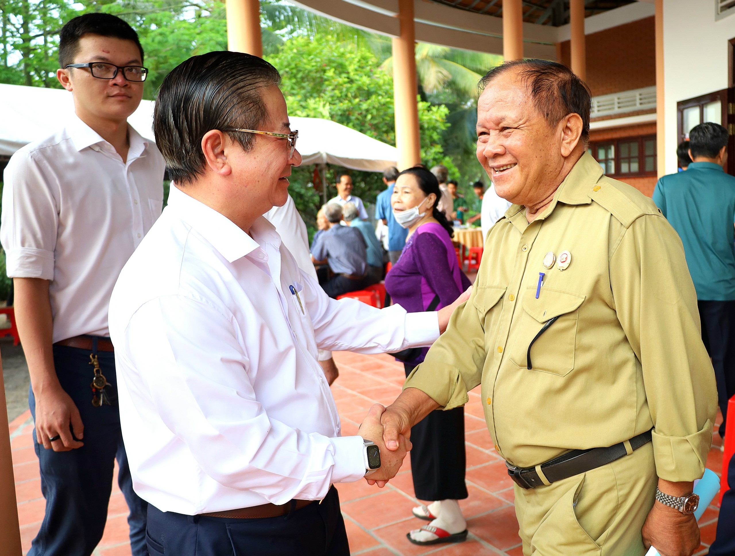 Ông Trần Việt Trường - Phó Bí thư Thành ủy, Chủ tịch UBND TP. Cần Thơ trò chuyện, thăm hỏi Cựu chiến binh Biệt động Cần Thơ.