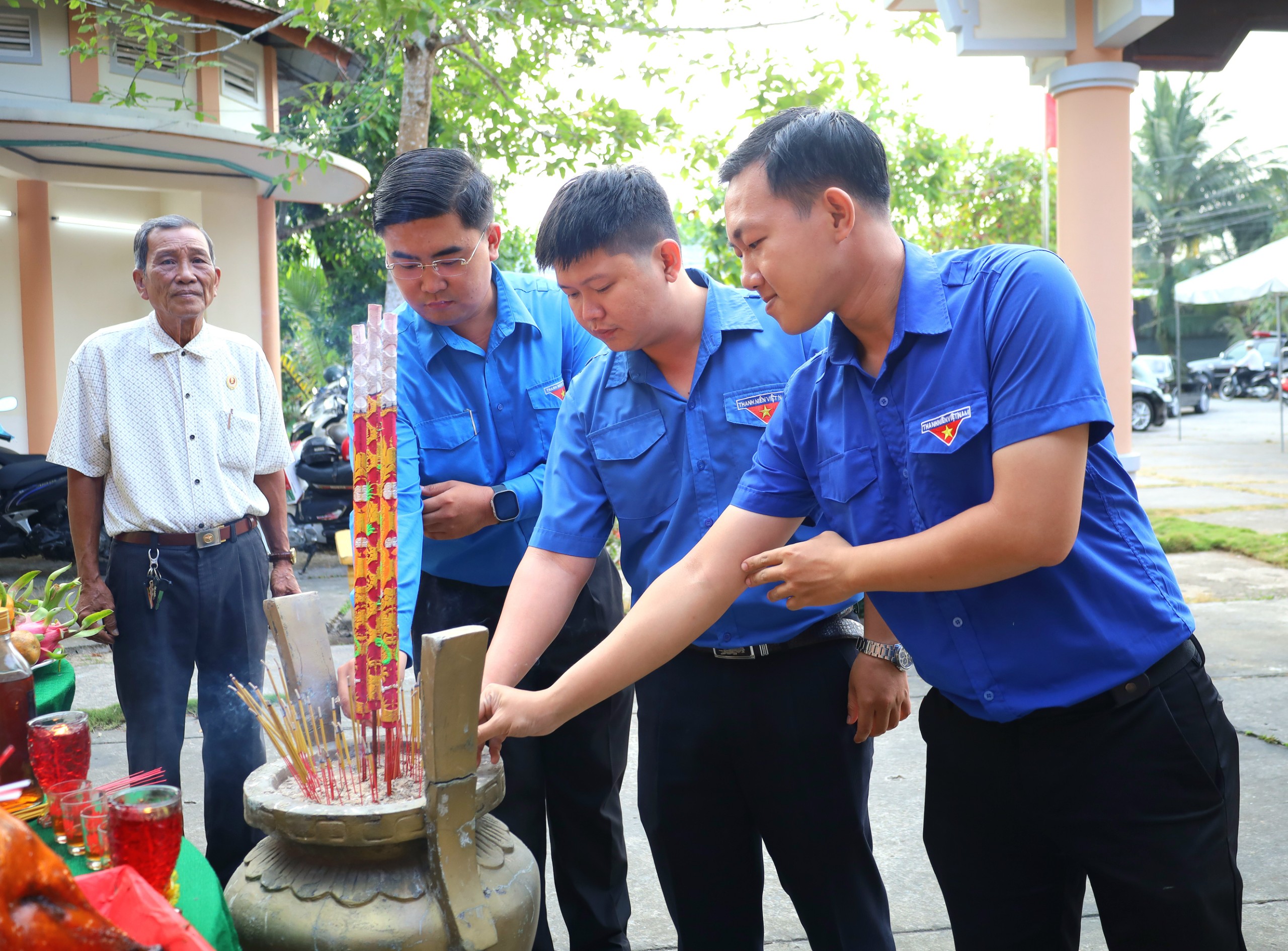 Lực lượng Đoàn thanh niên thắp hương cán bộ, chiến sĩ Biệt động TP. Cần Thơ đã anh dũng hy sinh.