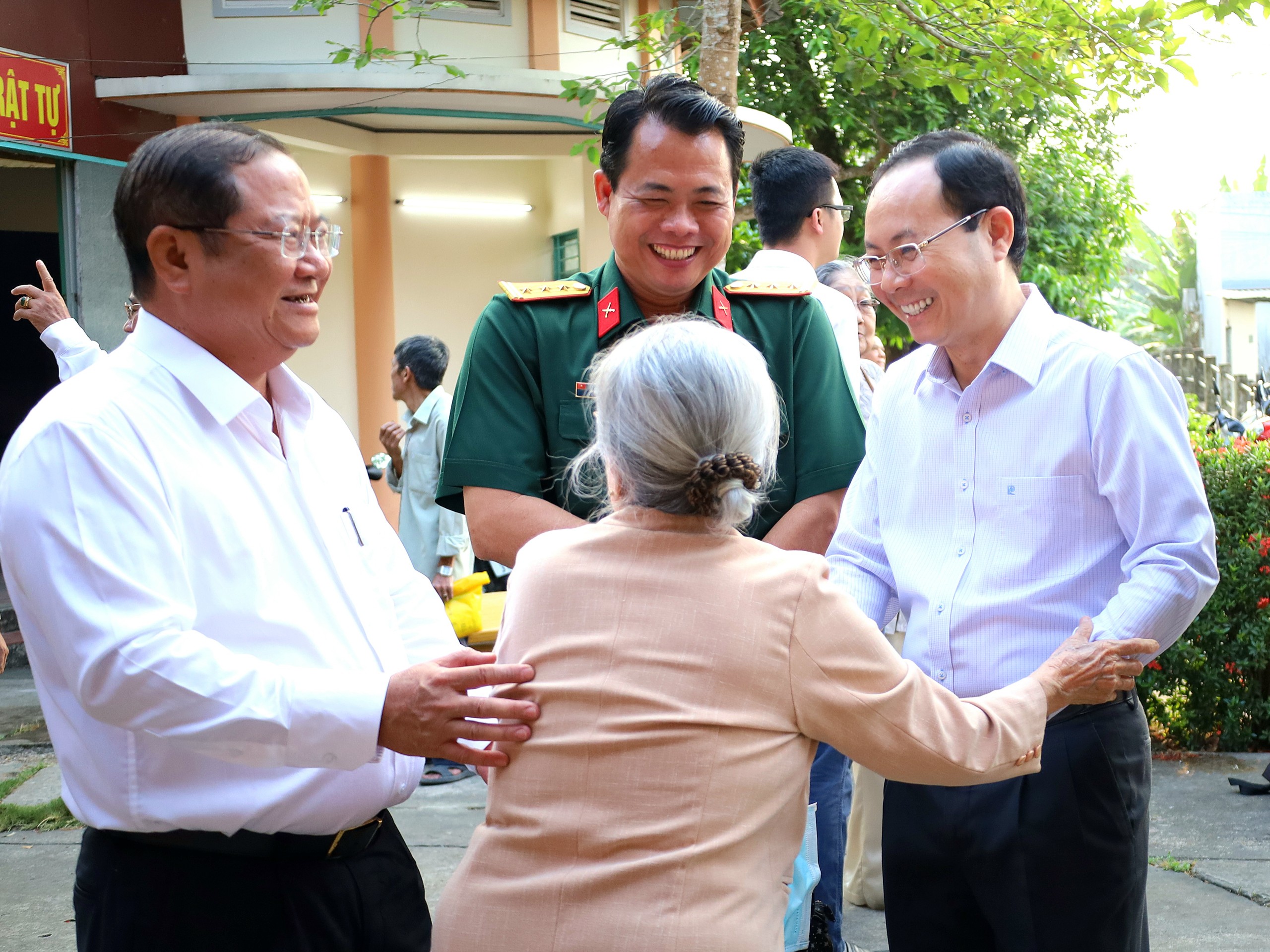 Ông Nguyễn Văn Hiếu - Ủy viên dự khuyết BCH Trung ương Đảng, Bí thư Thành ủy Cần Thơ trò chuyện, thăm hỏi Cựu chiến binh Biệt động Cần Thơ.