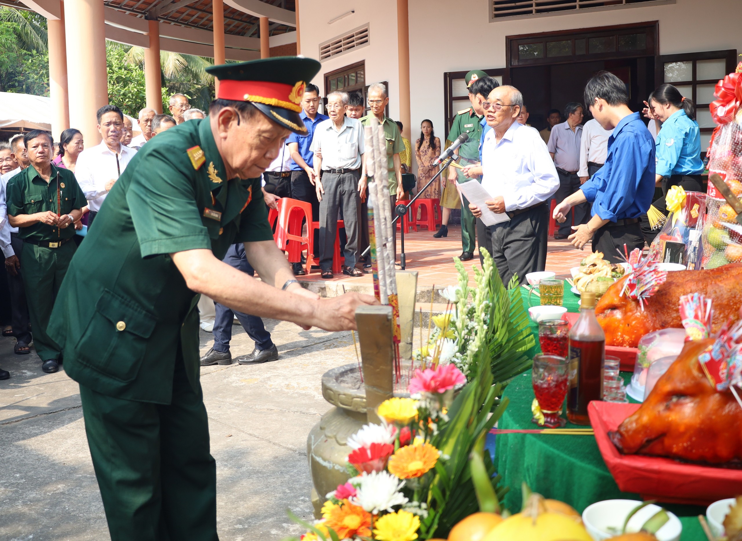 Cựu chiến binh Biệt động Cần Thơ thắp hương cho đồng đội.