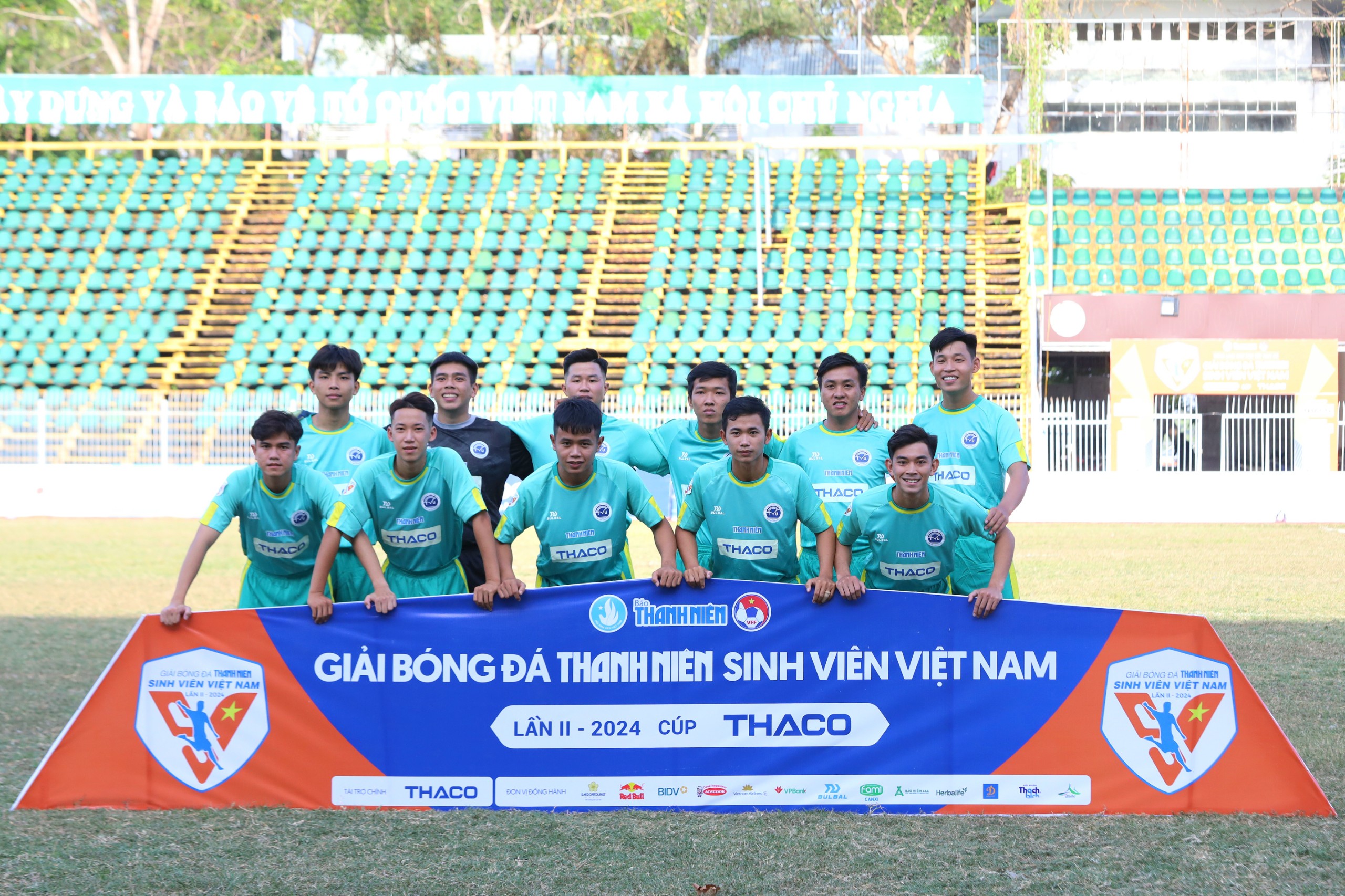 Trường Đại học Trà Vinh tham gia trận đấu khai mạc.