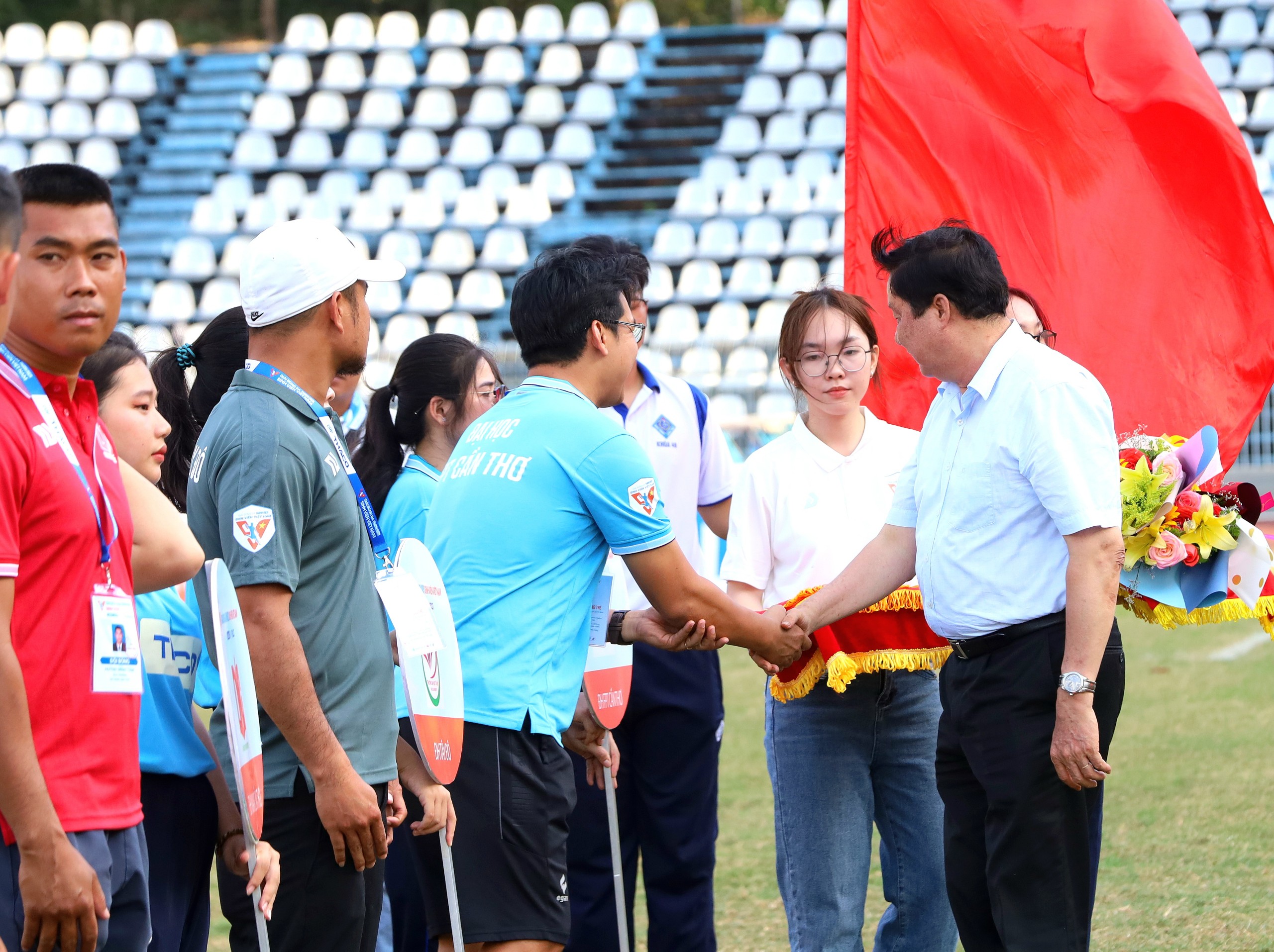 Ông Phạm Văn Hiểu - Phó bí thư thường trực Thành ủy Cần Thơ, Chủ tịch HĐND TP. Cần Thơ bắt tay động viên các cầu thủ.