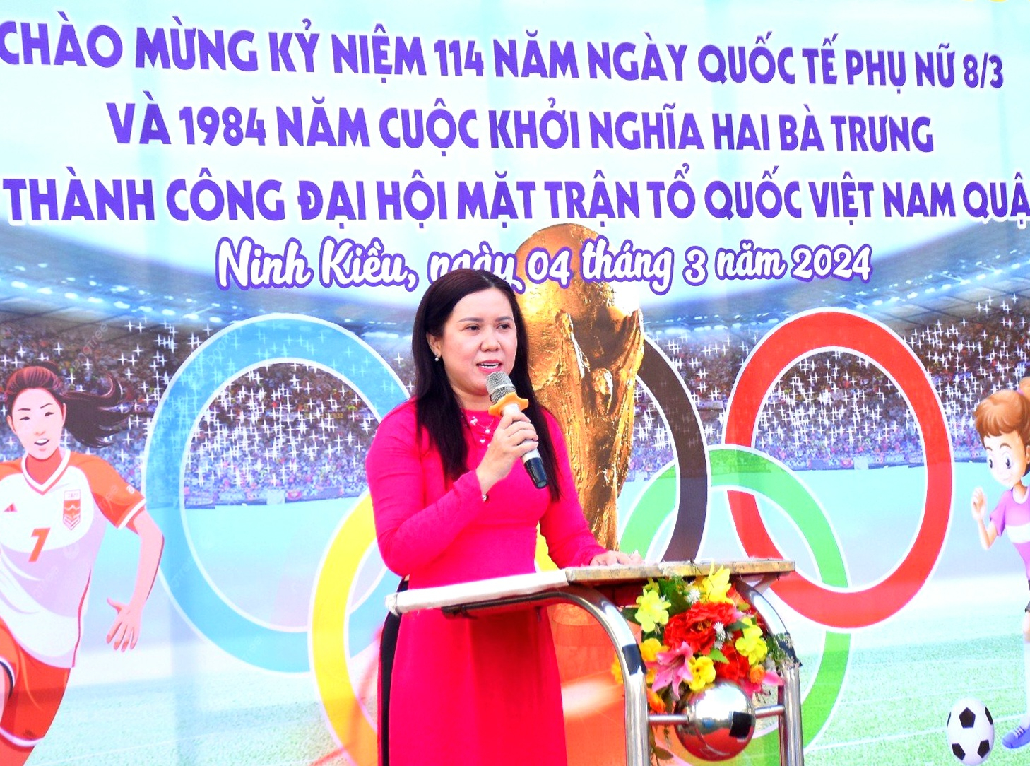 Bà Nguyễn Thị Hồng Nga - Chủ tịch Hội LHPN quận Ninh Kiều phát biểu khai mạc giải.
