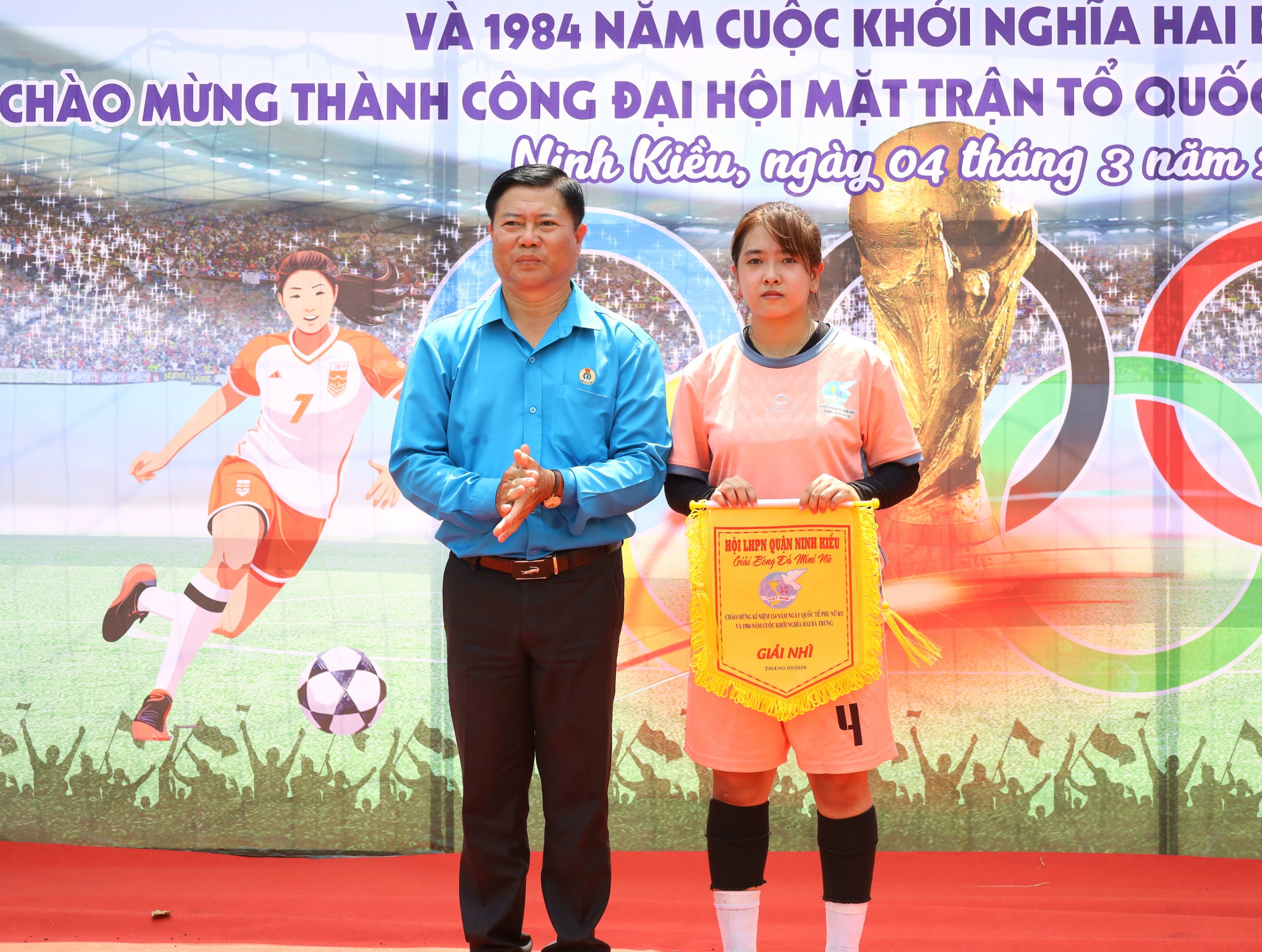 Ông Võ Minh Tuấn - Chủ tịch Liên Đoàn Lao Động quận Ninh Kiều trao giải nhì cho đội Phường Xuân Khánh, quận Ninh Kiều.