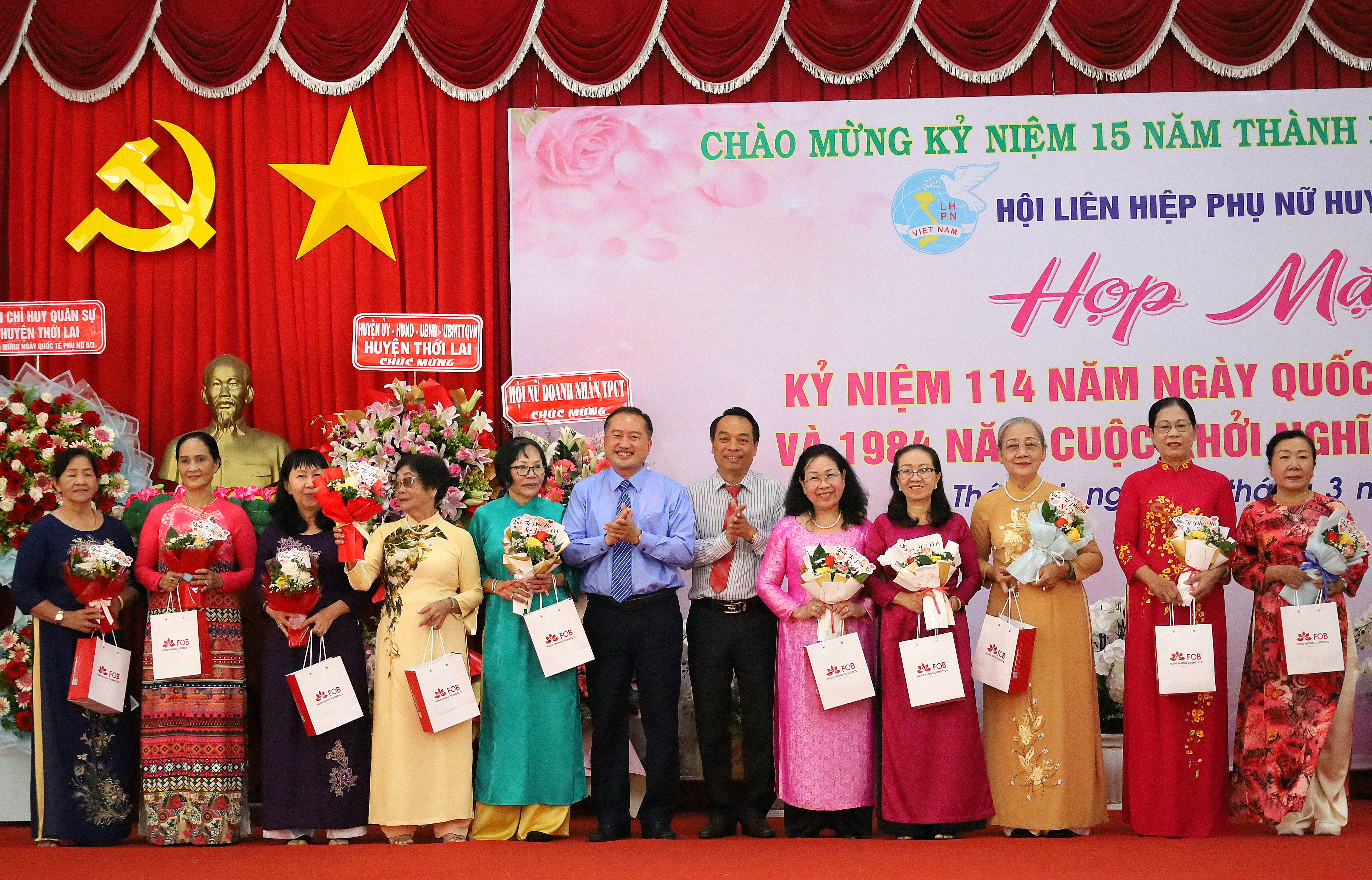 Ông Huỳnh Văn Tùng – Phó Bí thư thường trực Huyện ủy Thới Lai và ông Lê Tiến Dũng - Chủ tịch HĐND huyện Thới Lai trao tặng quà cho các đại biểu.