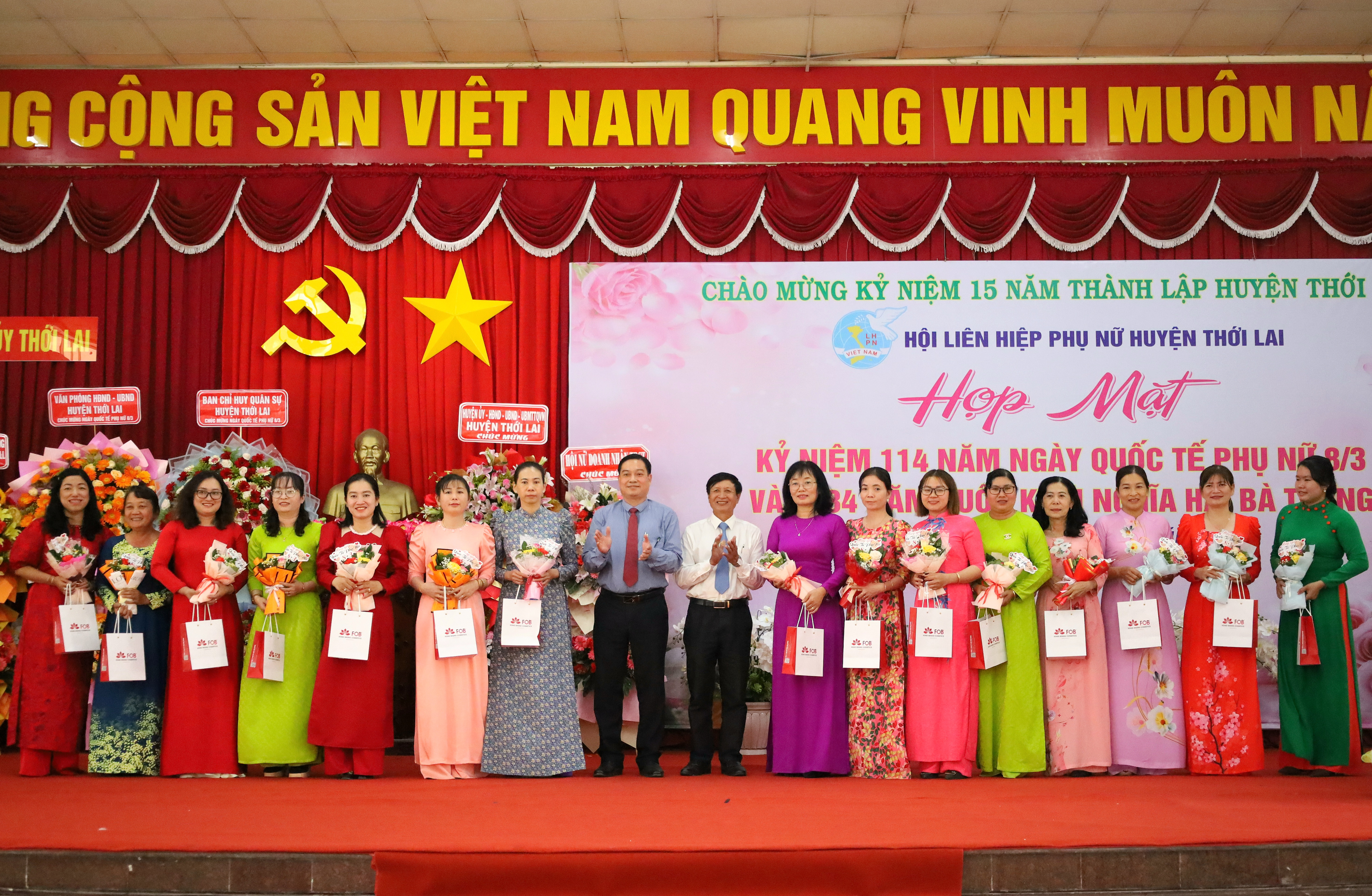 Ông Nguyễn Bá Hùng - Trưởng Ban tuyên giáo, Giám đốc Trung tâm Chính trị huyện Thới Lai và ông Nguyễn Văn Bỉ - Chủ nhiệm Ủy ban kiểm tra Huyện ủy Thới Lai.