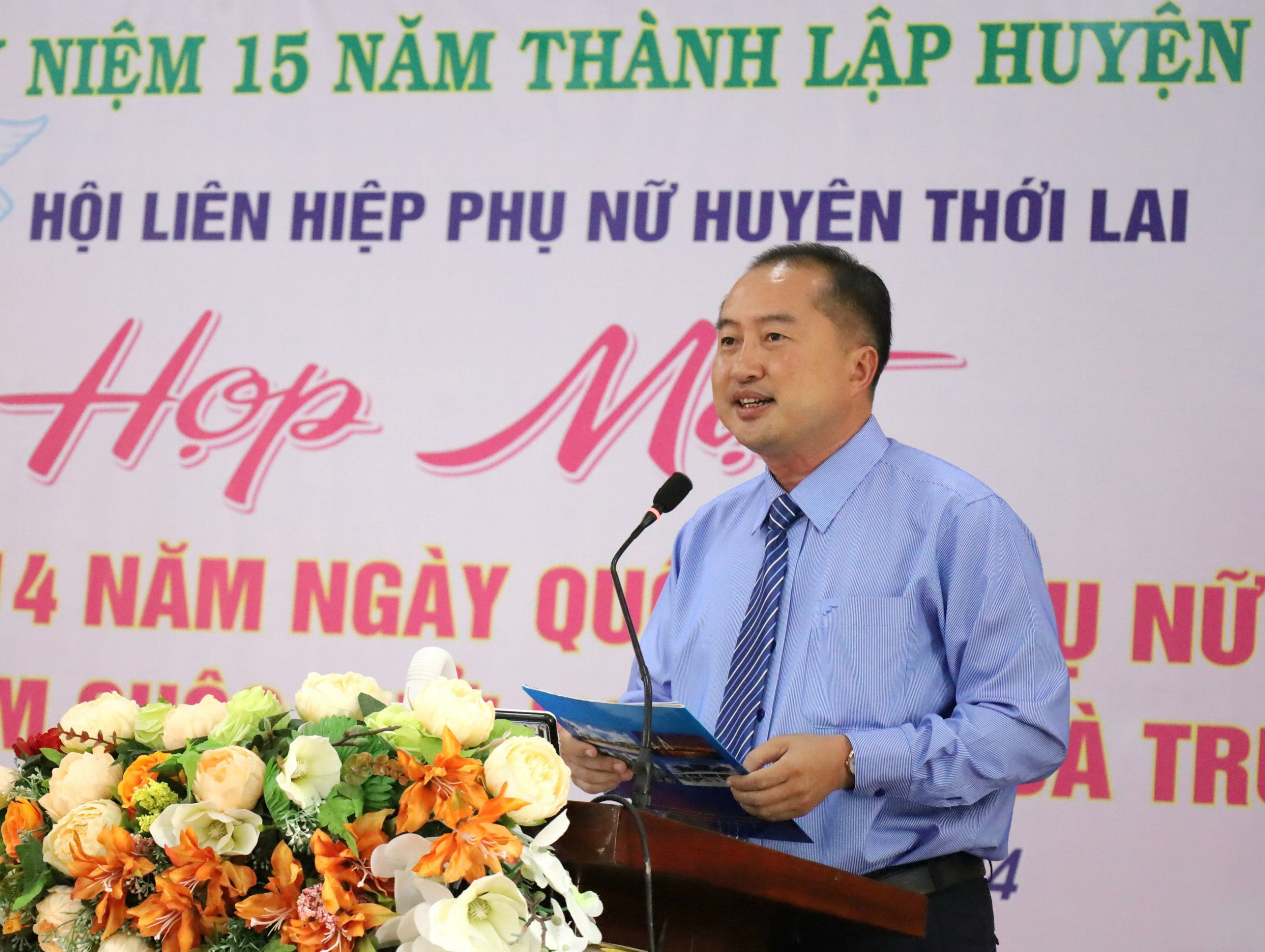 Ông Huỳnh Văn Tùng – Phó Bí thư thường trực Huyện ủy Thới Lai phát biểu chào mừng tại buổi họp mặt.
