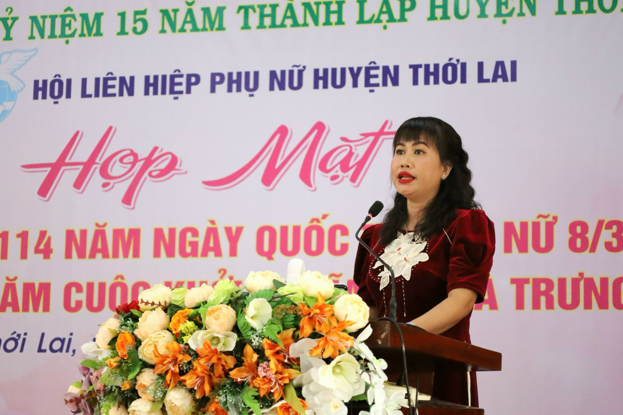 Bà Nguyễn Thị Ngọc Yến - Chủ tịch Hội LHPN huyện Thới Lai phát biểu ôn lại truyền thống tại buổi họp mặt.